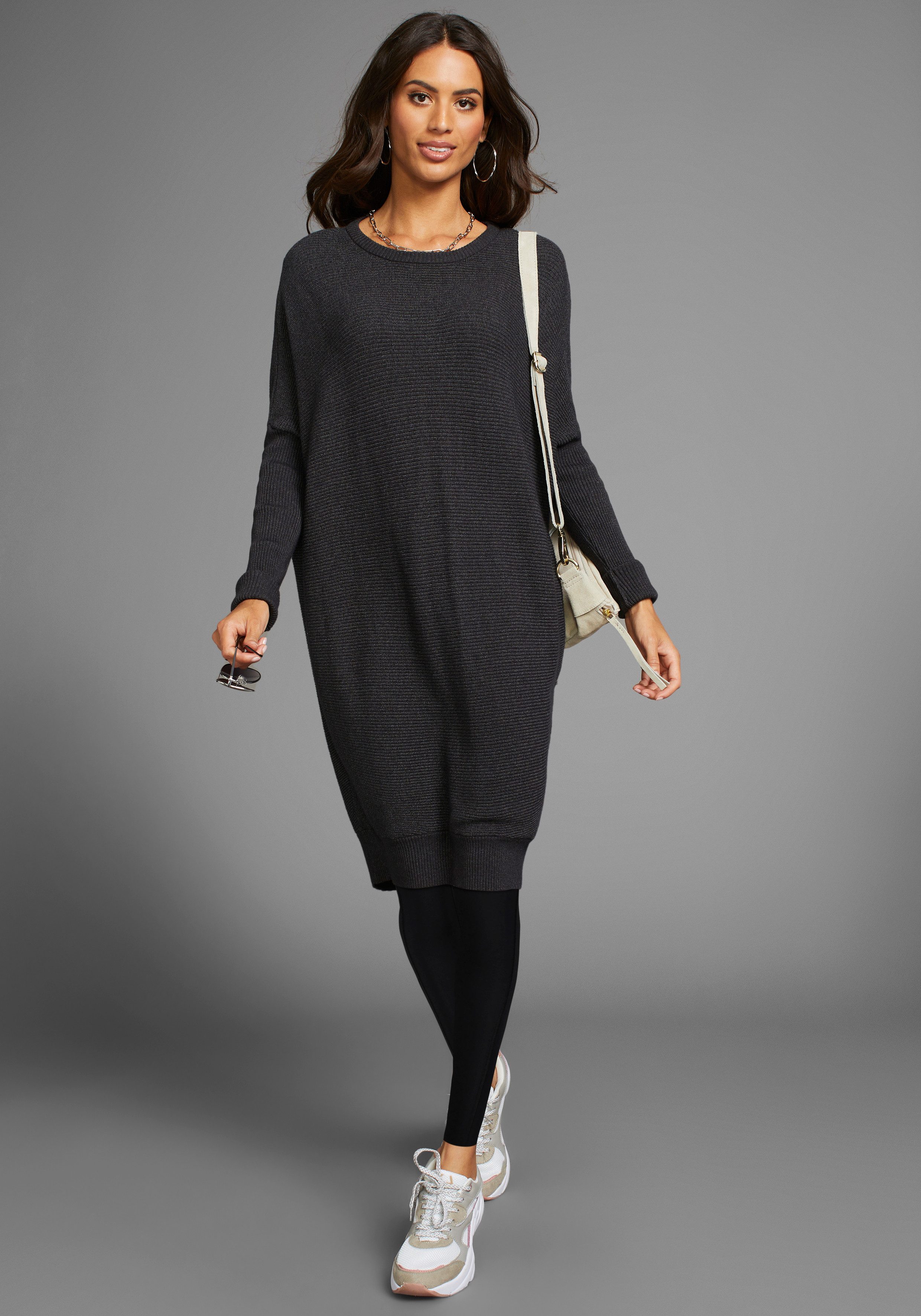 Laura Scott in oversized Form mit Rippstruktur