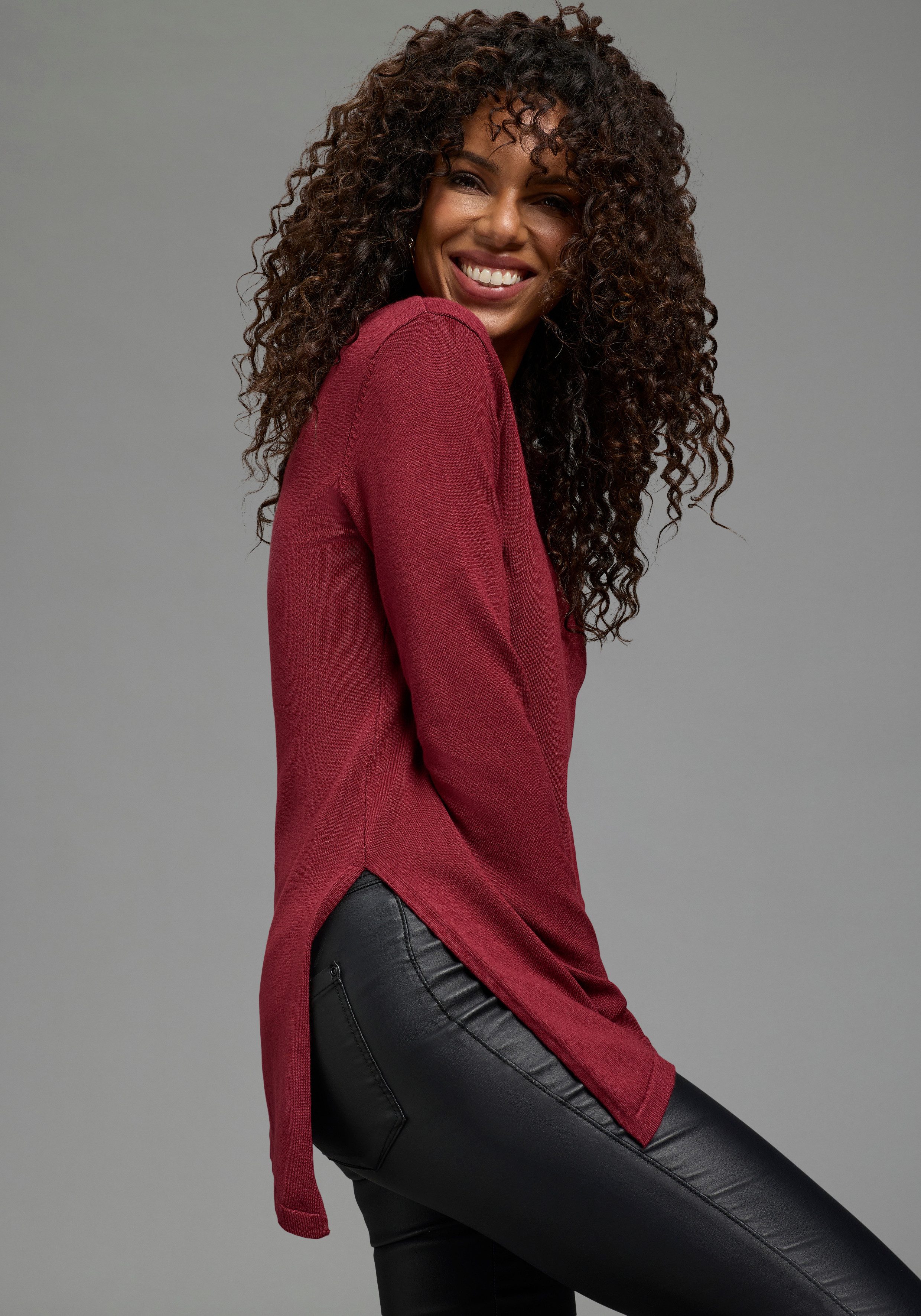 Bruno Banani Strickpullover mit asymmetrischem Saum und seitlichem Schlitz Rundhalsausschnitt, hüftbedeckende Länge, figurbetonte Passform