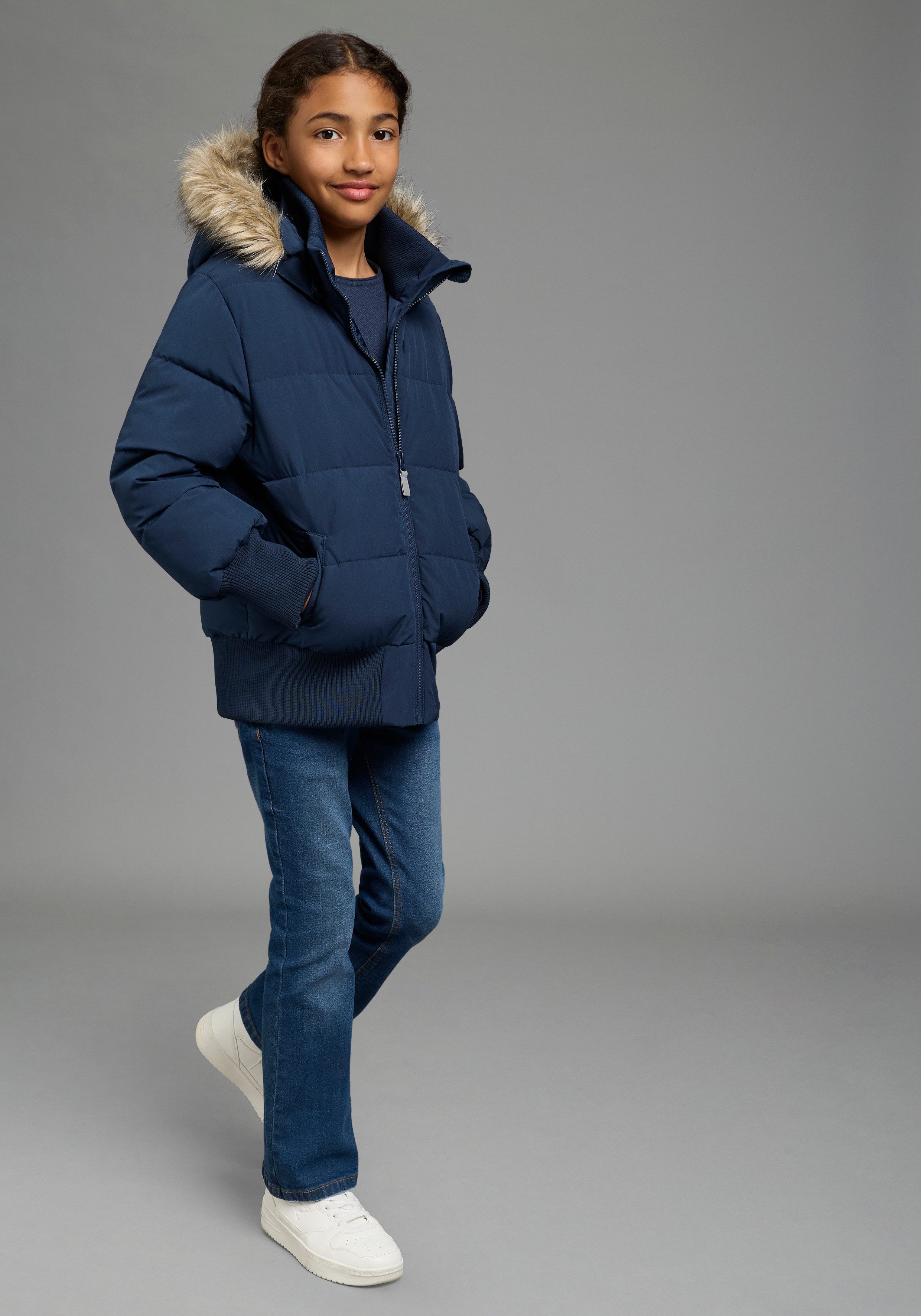 KangaROOS Outdoorjacke Winterjacke mit Fellkragen und reflektierenden KangaROOS Logo-Print Warme Jacke mit breitem Ripp-Bund, Kapuzenfütterung – Bild 4 von 5