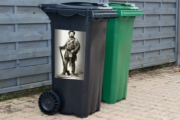 MuchoWow Wandsticker Eine Illustration eines Jägers mit Jagdkostüm (1 St), Mülleimer-aufkleber, Mülltonne, Sticker, Container, Abfalbehälter