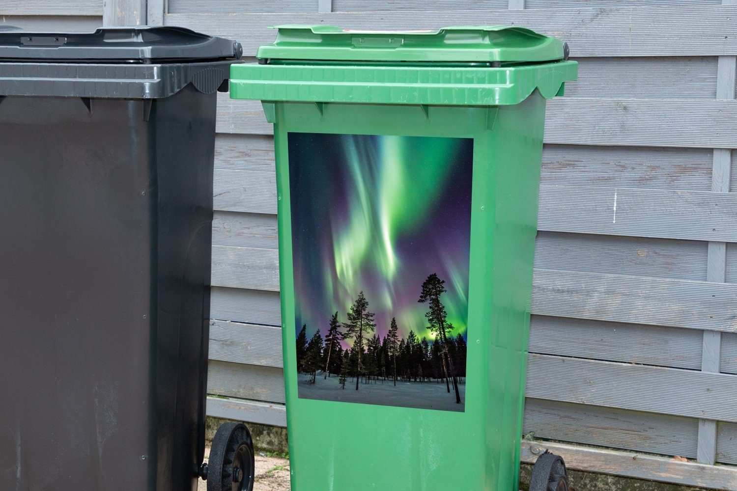 MuchoWow Wandsticker Ein wunderschönes Nordlicht Container, über Sticker, Schwedisch-Lappland Abfalbehälter (1 St), Mülleimer-aufkleber, Mülltonne