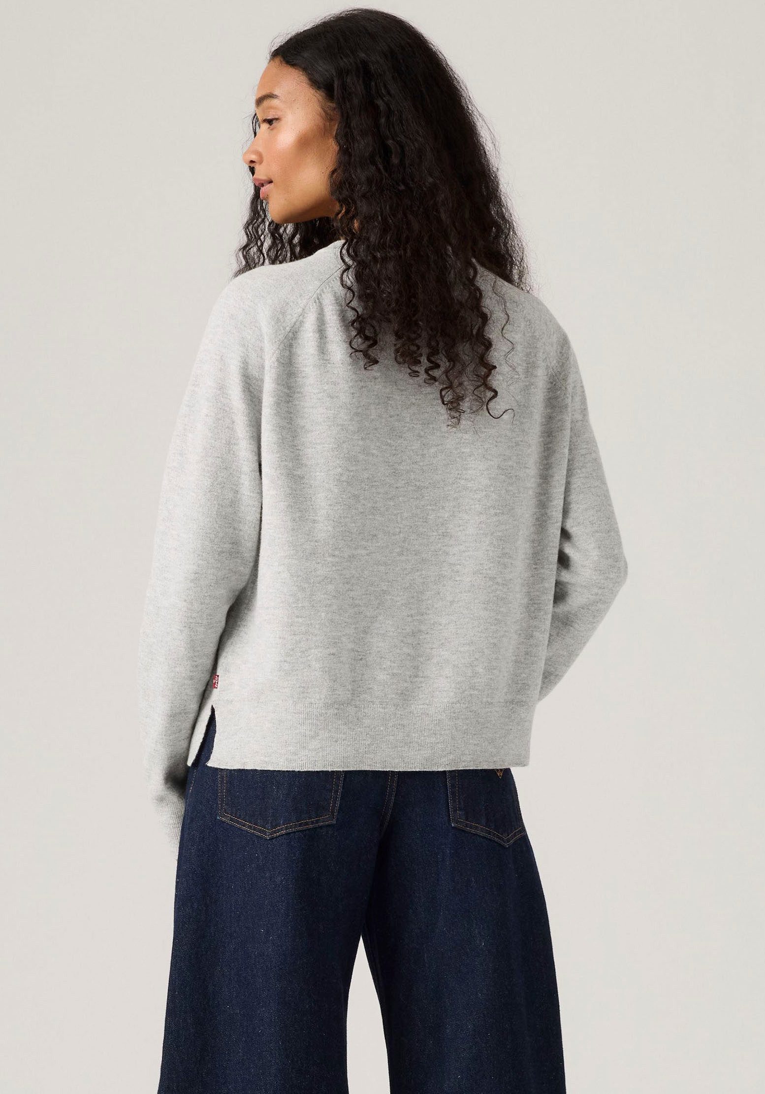 Levi's® V-Ausschnitt-Pullover SUPER SOFT VNECK PULLOVER im Bund beidseitig mit kurzem Schlitz
