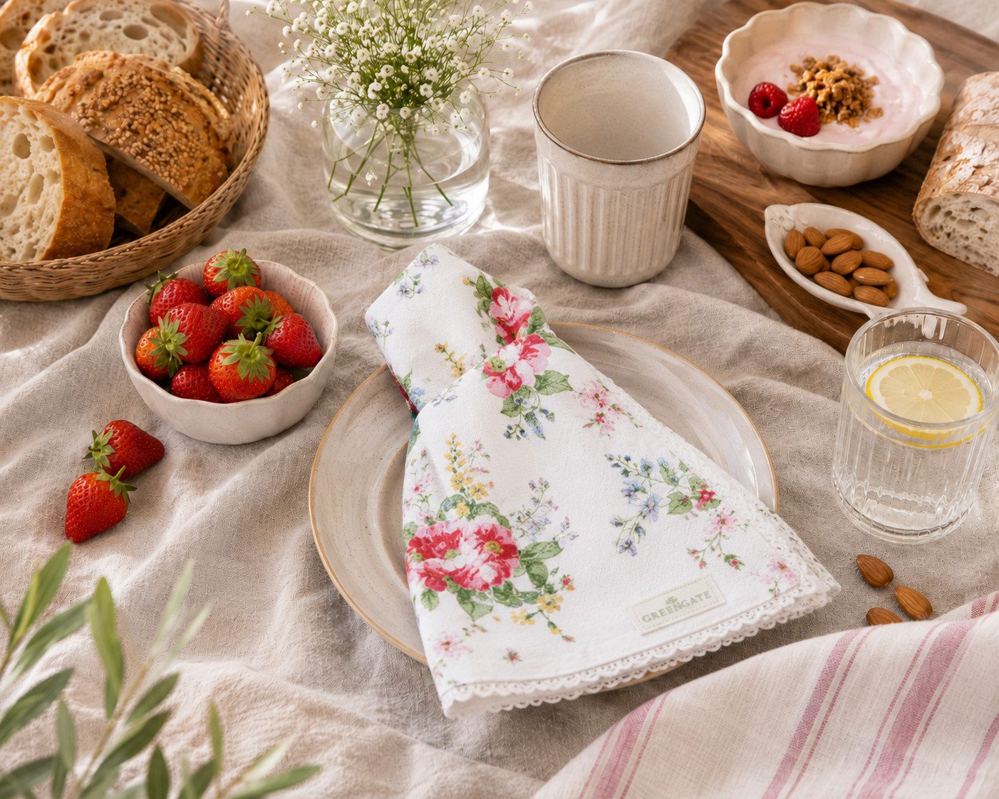 Greengate Stoffserviette GreenGate Stoffserviette mit Spitze Ailia Weiß/Florales Muster