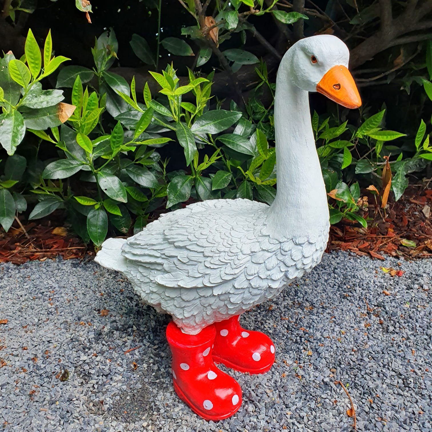 Aspinaworld Gartenfigur Gans mit roten Stiefel 45 cm wetterfeste Gartendeko