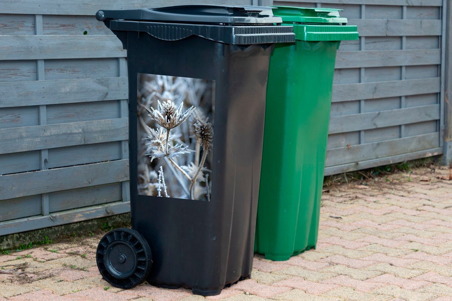 MuchoWow Wandsticker Distel - Gefroren St), Mülltonne, - Abfalbehälter Mülleimer-aufkleber, Winter Sticker, (1 Container