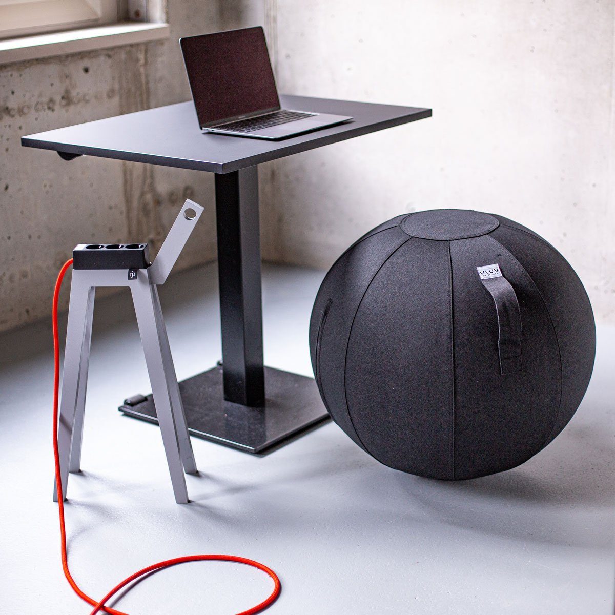 VLUV Sitzball BOL LEIV Stoff-Sitzball, ergonomisches Sitzmöbel für Büro und Zuhause, Farbe: Schwarz, Ø 60cm - 65cm, Möbelbezugsstoff, robust und formstabil, mit Tragegriff