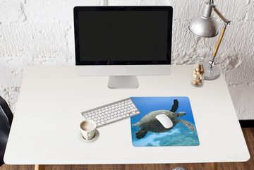 MuchoWow Gaming Mauspad Grüne schwimmende Schildkröte Fotodruck (1-St), Mousepad mit Rutschfester Unterseite, Gaming, 40x40 cm, XXL, Großes