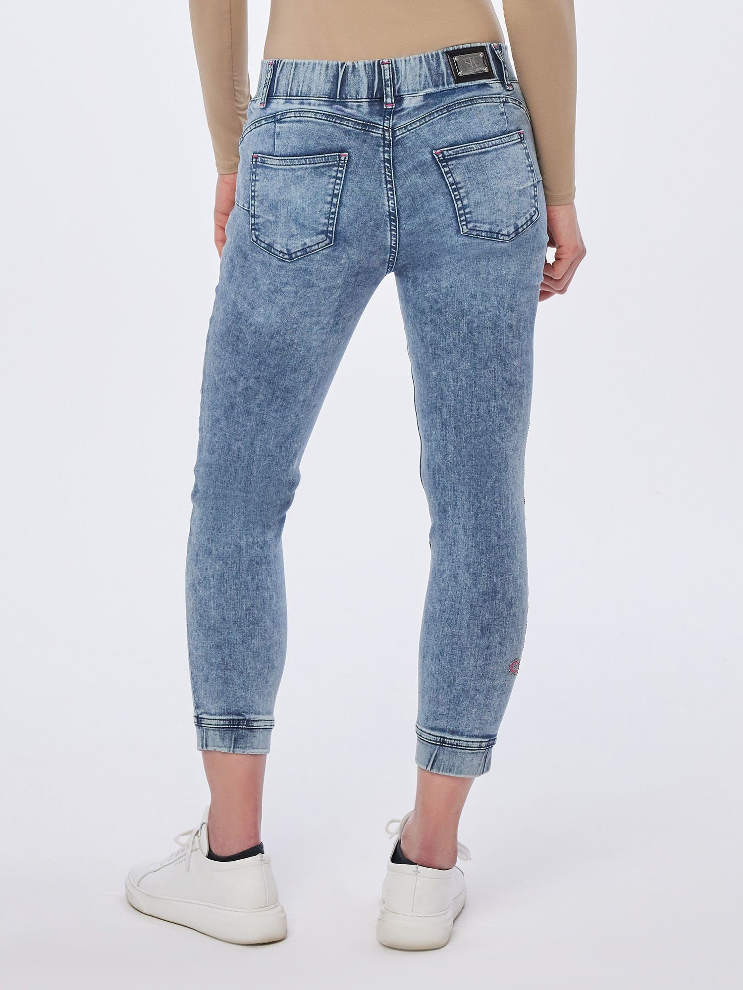 Sarah Skinny-fit-Jeans Kern mit seitlicher Nietenverzierung