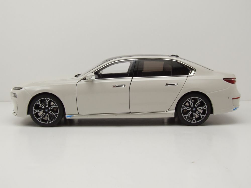 Minichamps Modellauto BMW i7 2022 weiß metallic, Maßstab 1:18