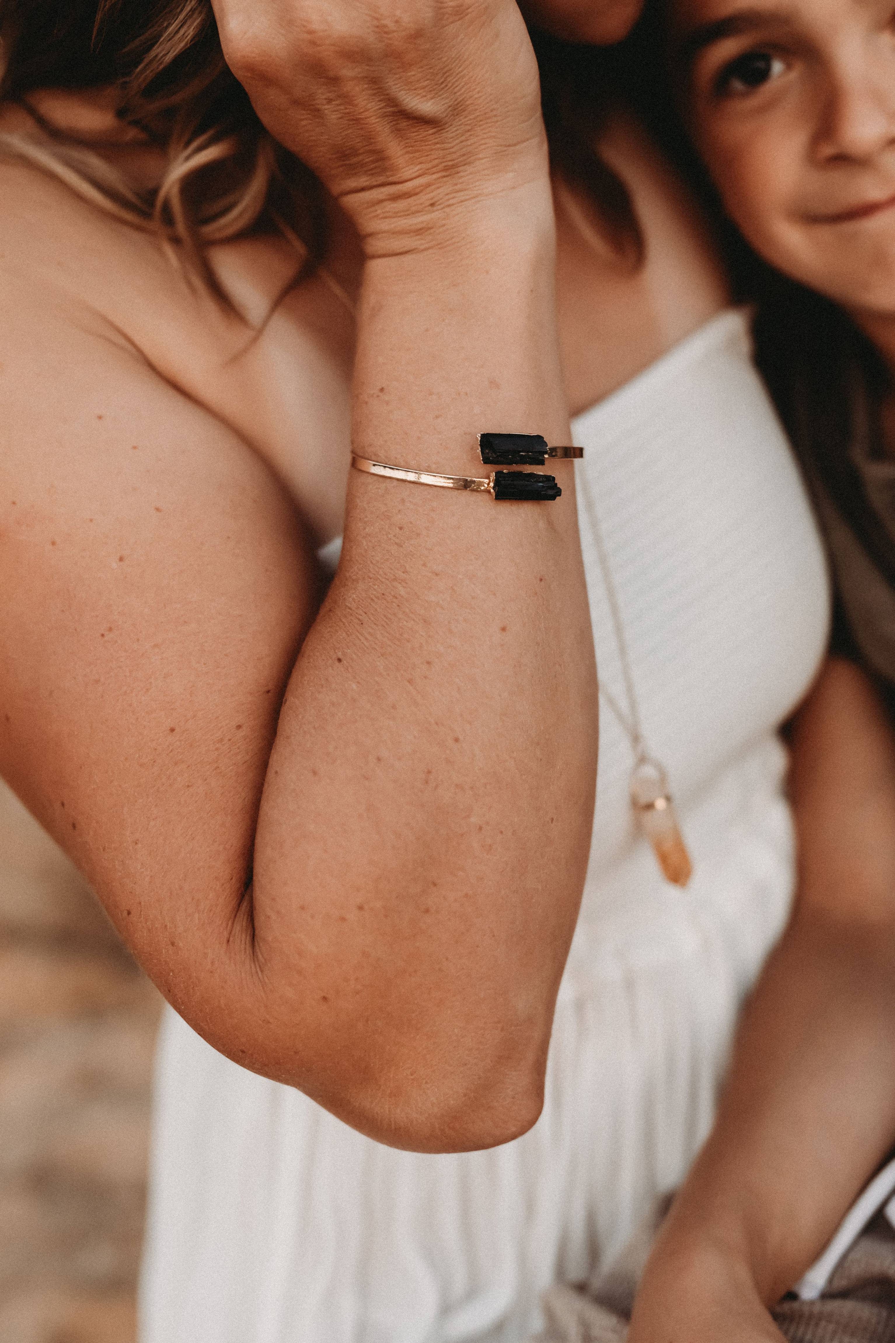 Crystal and Sage Jewelry Armreif Turmalin Armreif vergoldet günstig online kaufen