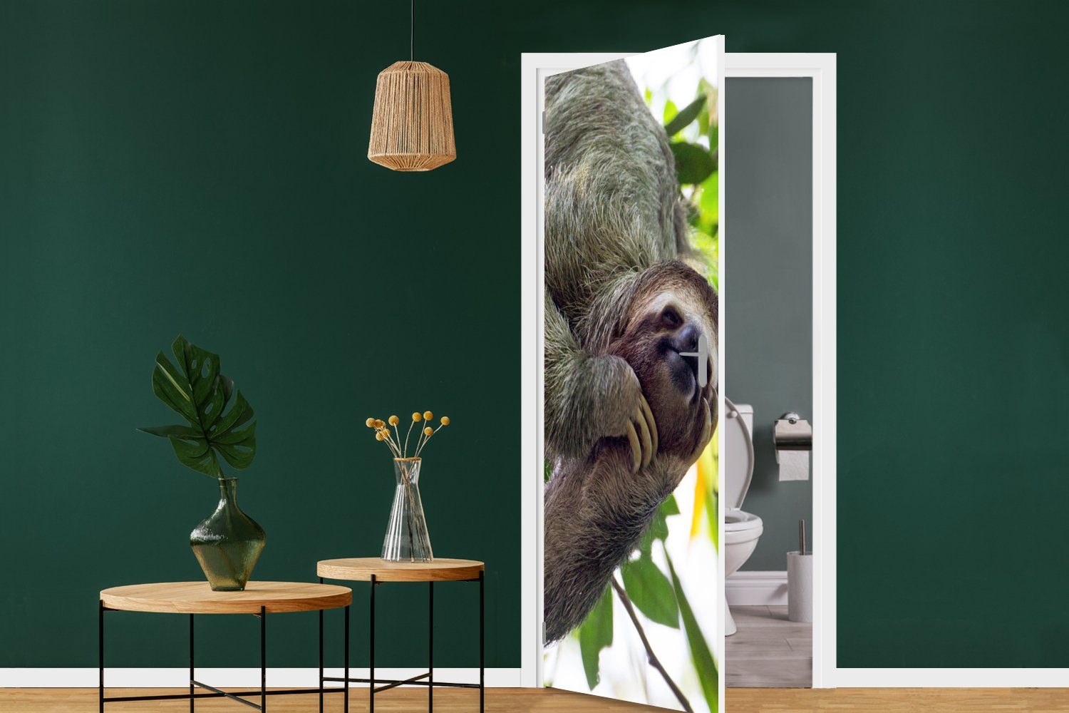 (1 Ein MuchoWow Faultier Tür, Bäumen, 75x205 Türtapete bedruckt, für lachendes den cm St), Fototapete Türaufkleber, Matt, hängt in grünen
