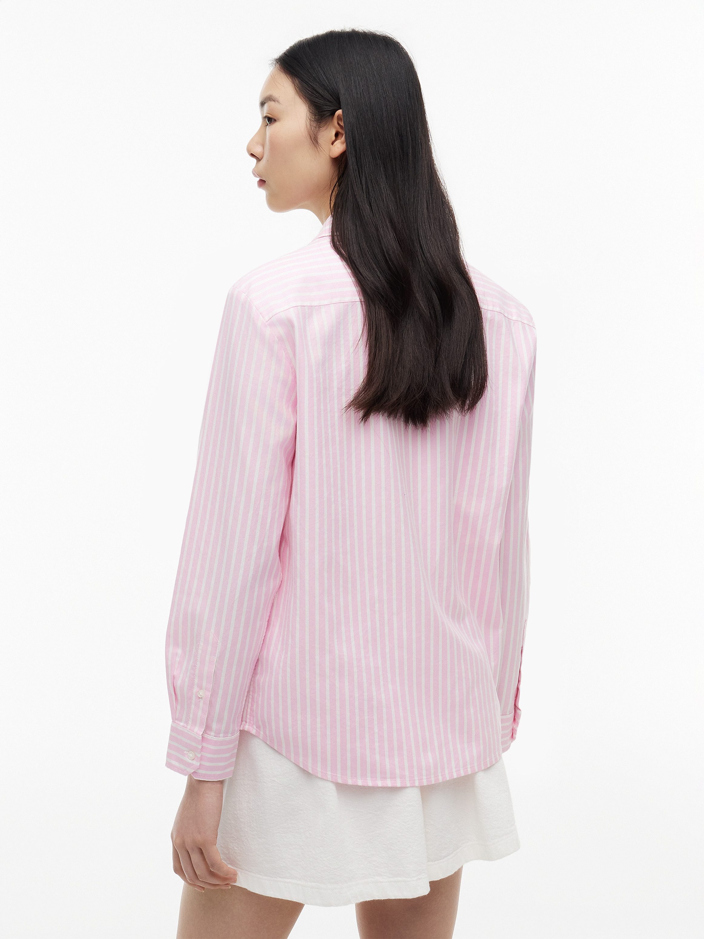 Tommy Jeans Hemdbluse TJW REG OXFORD SHIRT mit Logostickerei, abgerundeter Saum