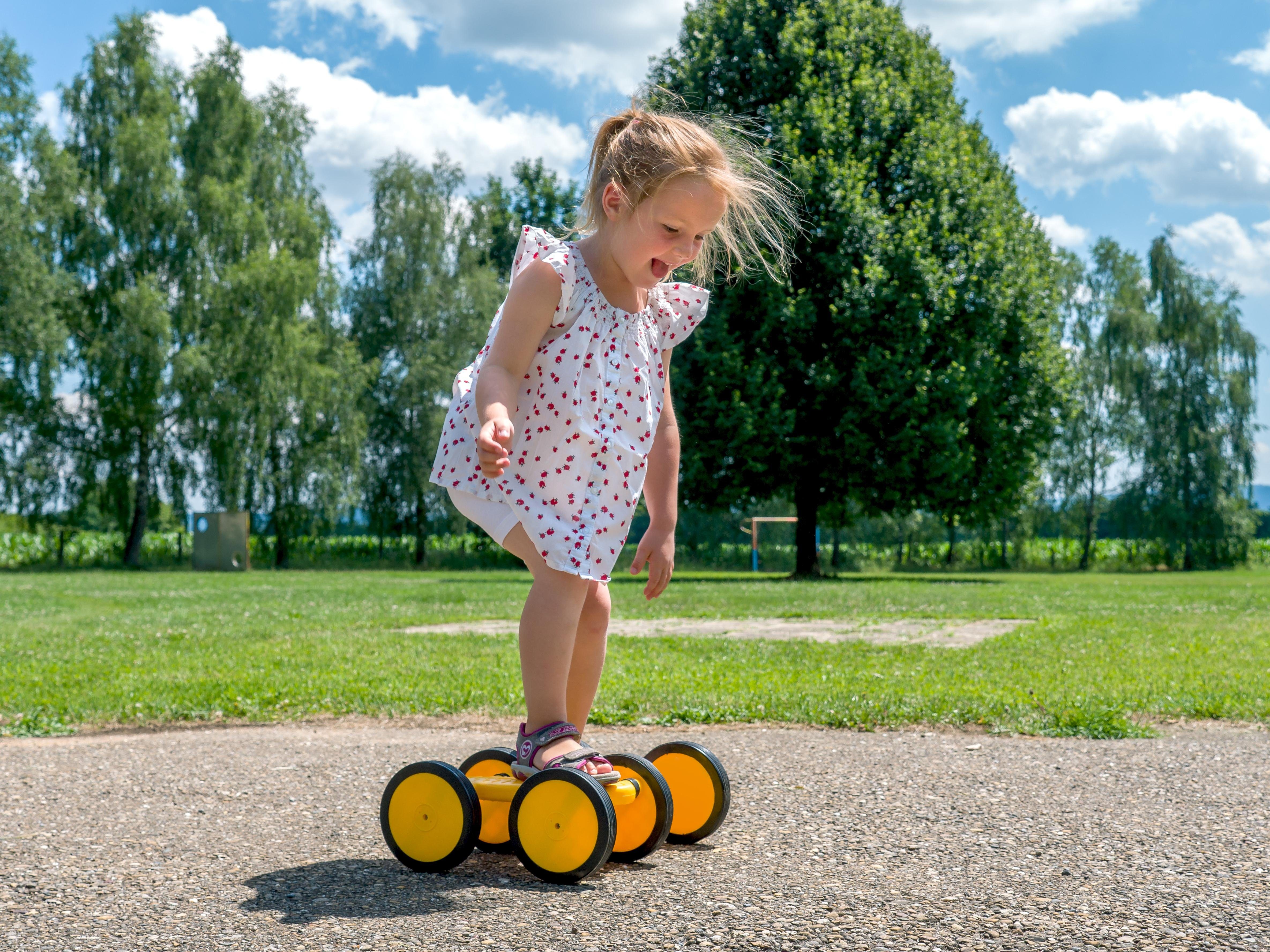 Betzold Sport Gleichgewichtstrainer Maxi-Roller 100 kg Geschicklichkeit, 6 bis gelb Belastbar Kinderfahrzeug - Rollen mit