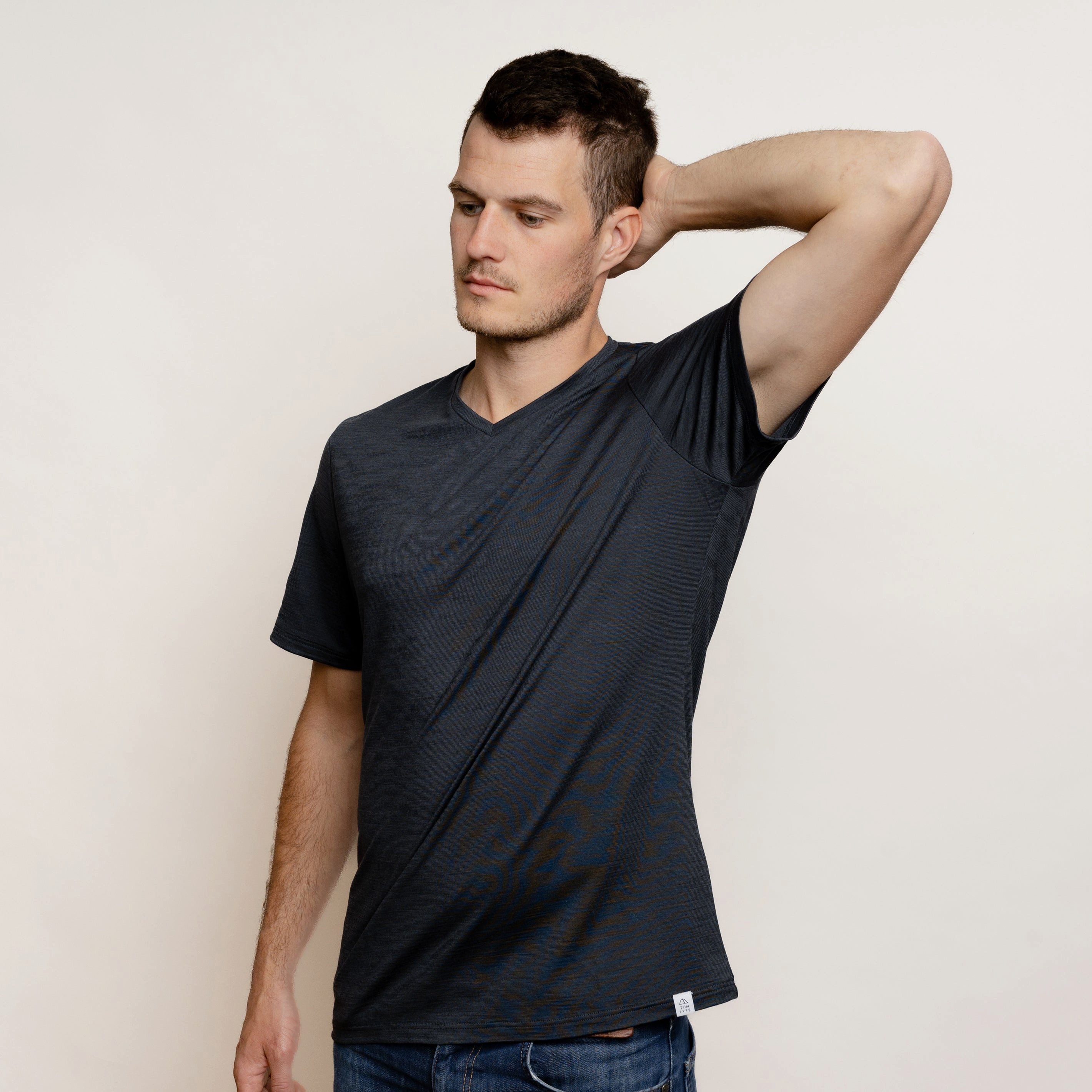 Tom Fyfe T-Shirt TOM FYFE Merino T-Shirt V-Ausschnitt Herren Anthrazit / M
