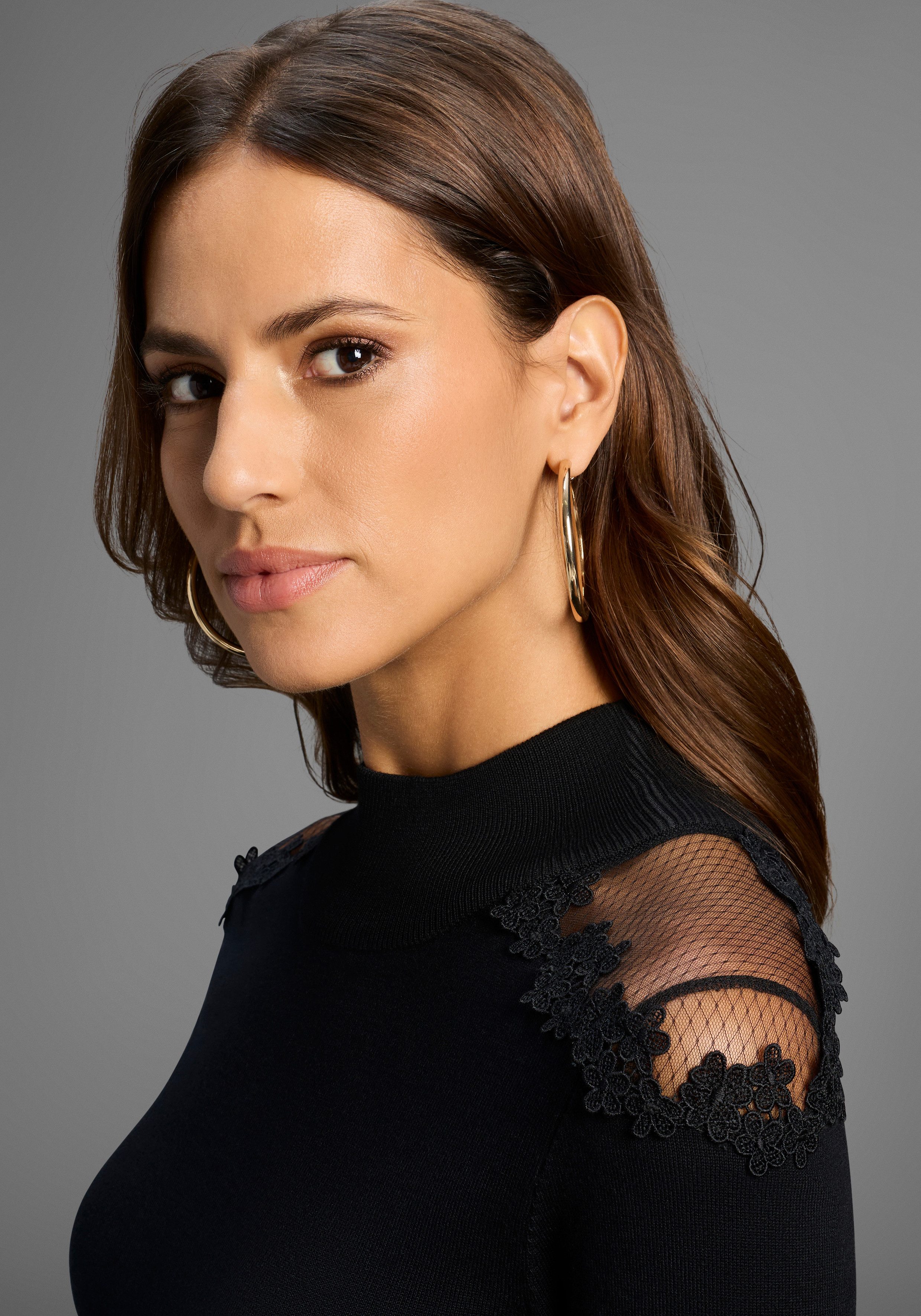 Bruno Banani Strickkleid mit besonderem Spitzen-Einsatz an der Schulter