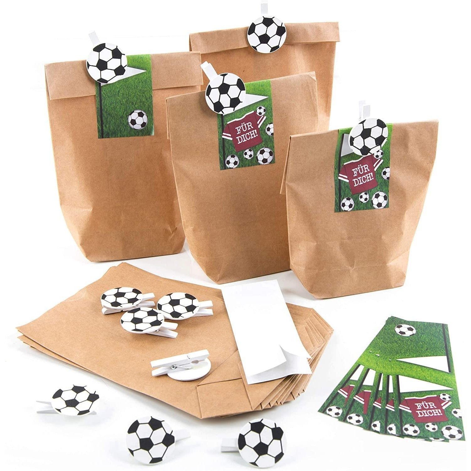 Logbuch-Verlag Aufkleber 12 Papiertüten 14 x 22 x 5,6 cm + Fußballklammer Aufkleber Mitgebsel