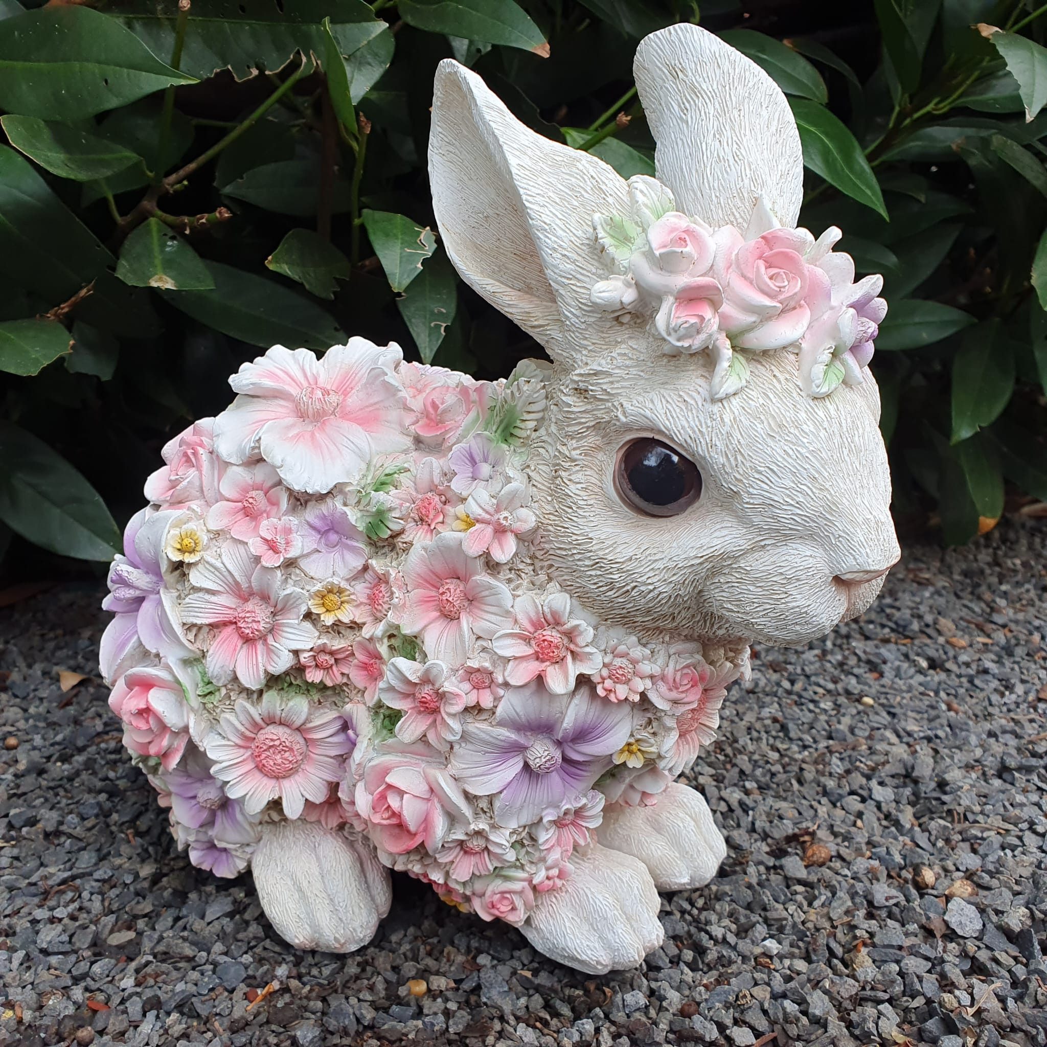 Aspinaworld Gartenfigur Hase Figur mit Blumenfell 24 cm – für Pflanzfläche