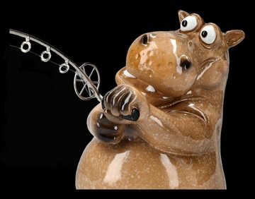 Figuren Shop GmbH Tierfigur Lustige Nilpferd Figur beim Angeln - Flusspferd Deko Angler Dekofigur