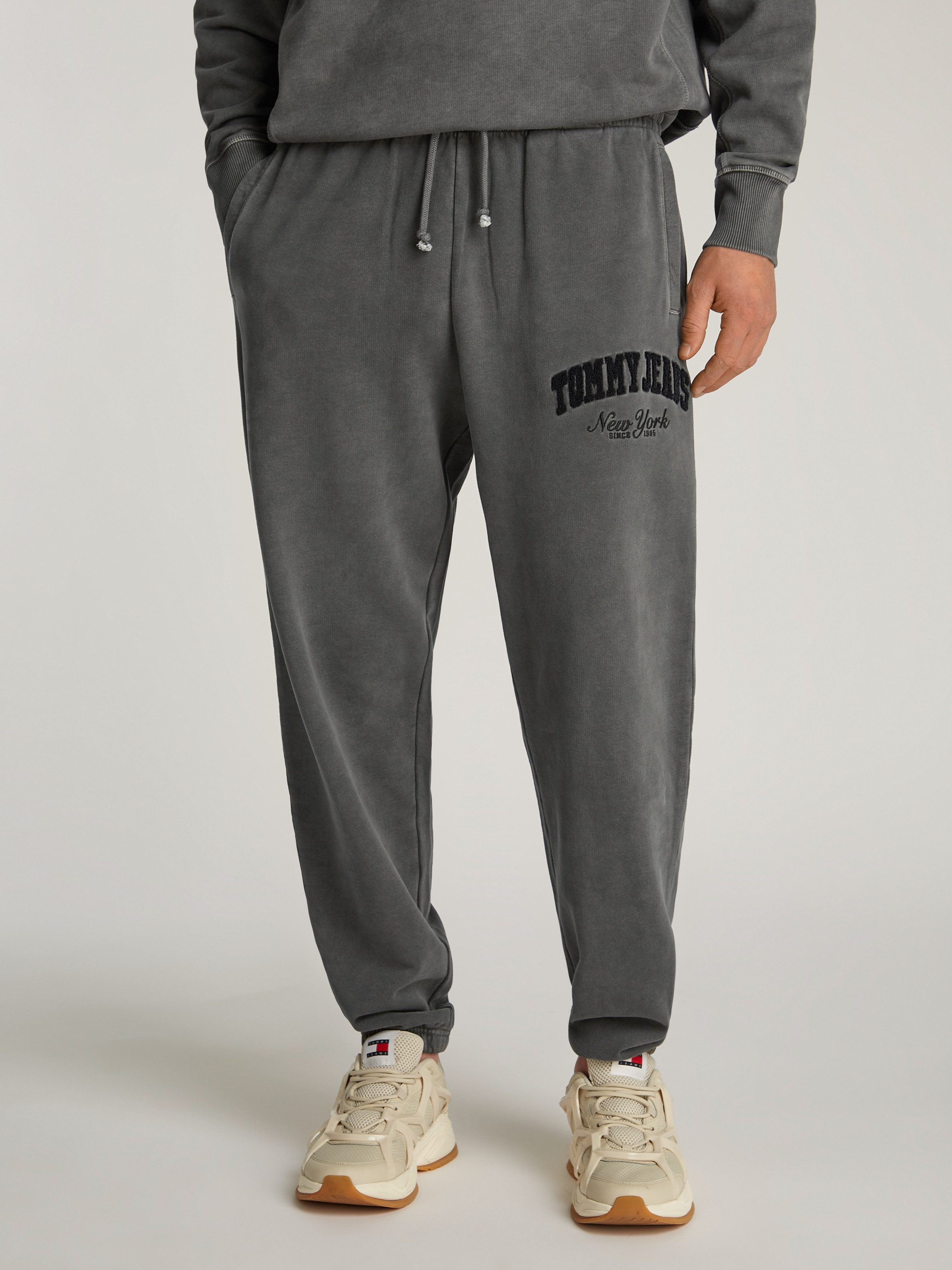 Tommy Jeans Jogginghose TJM RLX VINTAGE VARSITY JOGGER mit Logostickerei