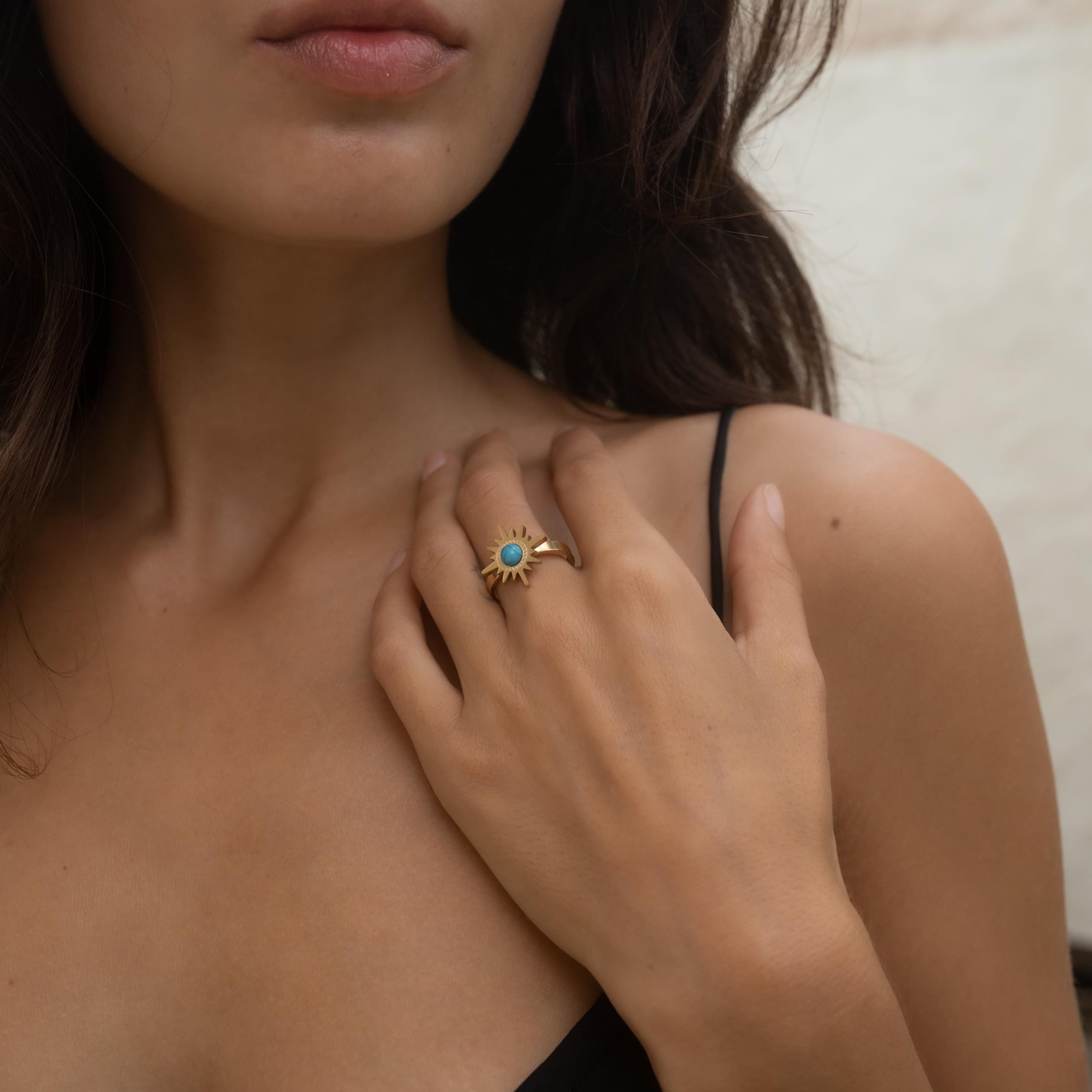 Made by Nami Fingerring Goldener Boho Edelstahl Ring mit Sonne und türkisem Edelstein, Damen Schmuck Größenverstellbar & Wasserfest Geschenke Damen