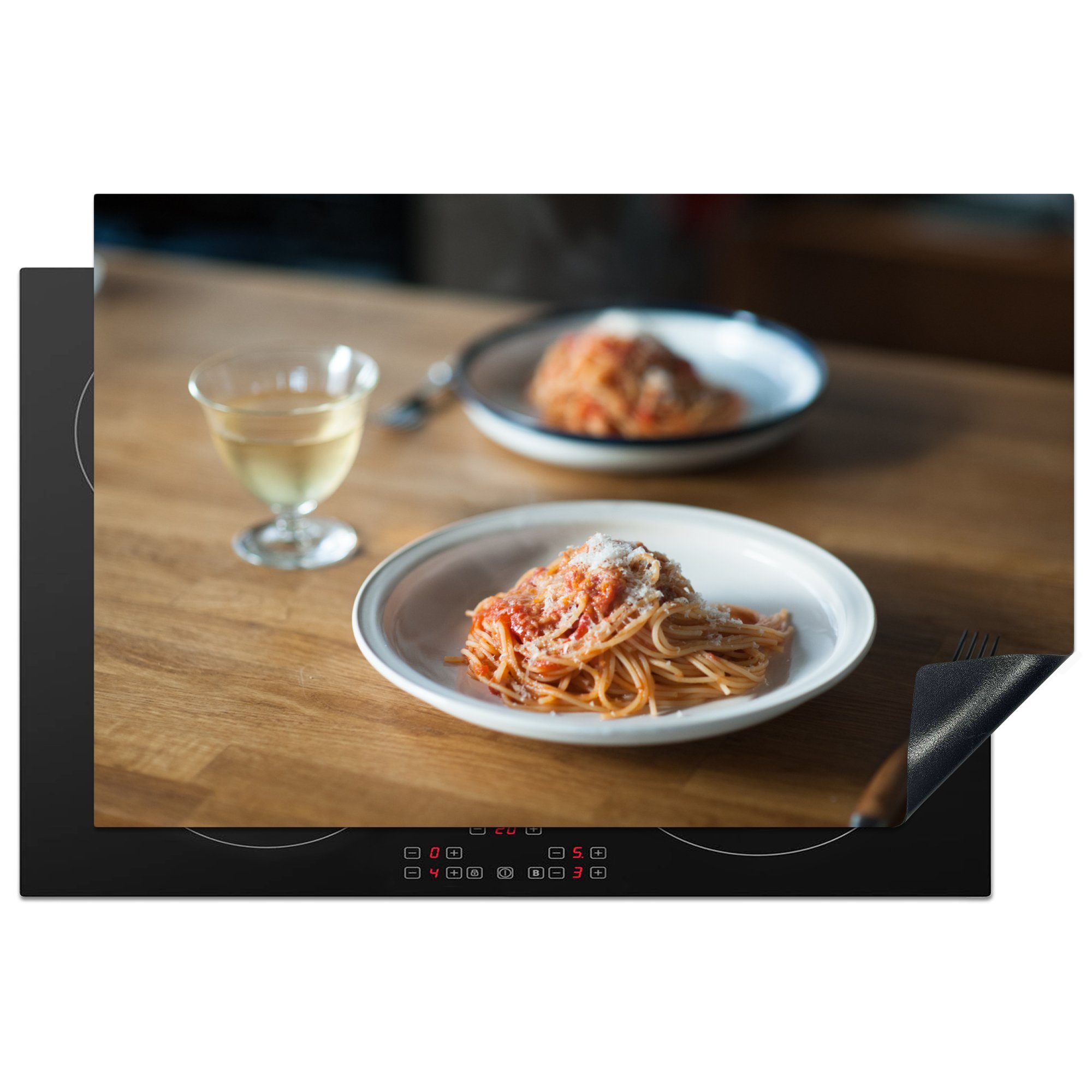 MuchoWow Herdblende-/Abdeckplatte Zwei Teller mit Spaghetti stehen auf dem Tisch, Vinyl, (1 tlg), 81x52 cm, Induktionskochfeld Schutz für die küche, Ceranfeldabdeckung