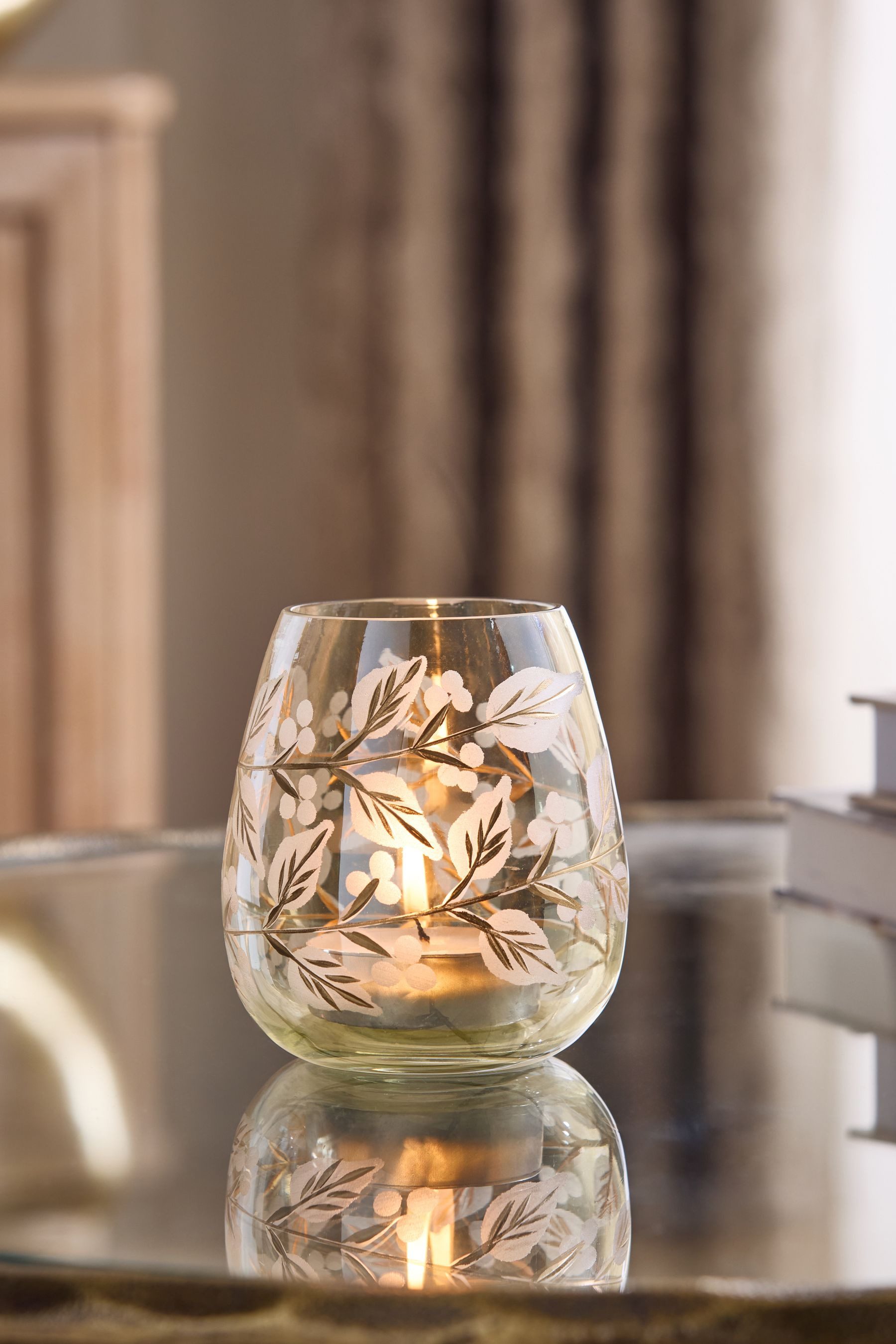 Teelichthalter Teelichthalter aus geätztem Glas mit Blattmotiv