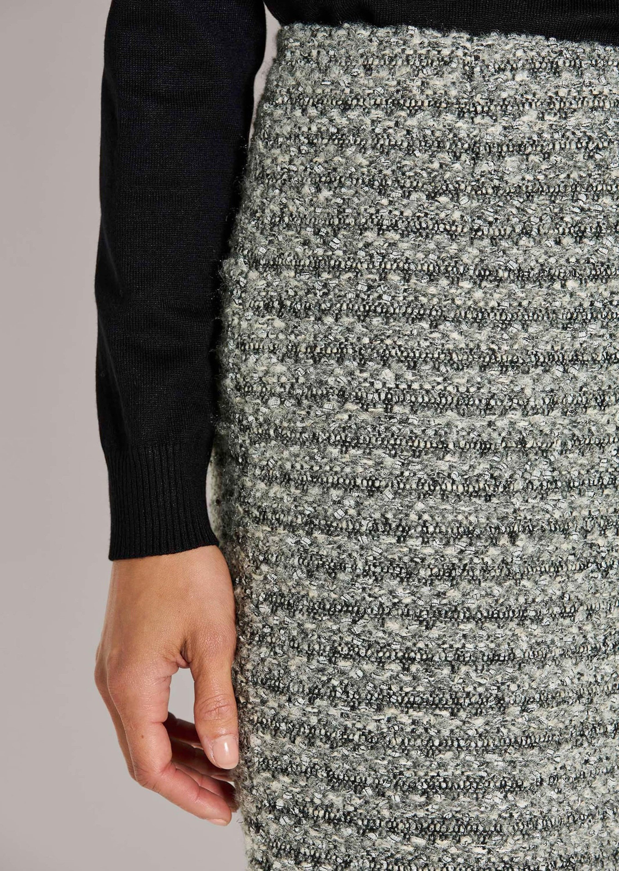 MADELEINE Bleistiftrock Eleganter Bleistiftrock mit Pariser Flair Kunstvoll gefranster Saum mit knieumspielender Länge – Bild 4 von 5