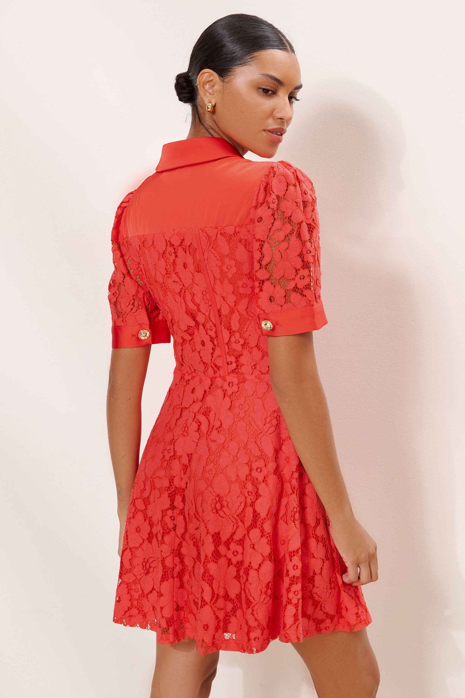 LIPSY Satinkleid Lipsy geknöpftes, kurzärmeliges Minikleid (1-tlg)