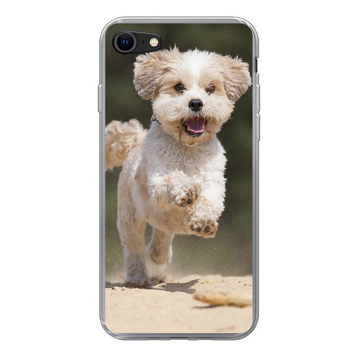 MuchoWow Handyhülle Ein Shih Tzu Hund hüpft durch den gelben Sand Handyhülle Apple iPhone 8 Smartphone-Bumper Print Handy Schutzhülle