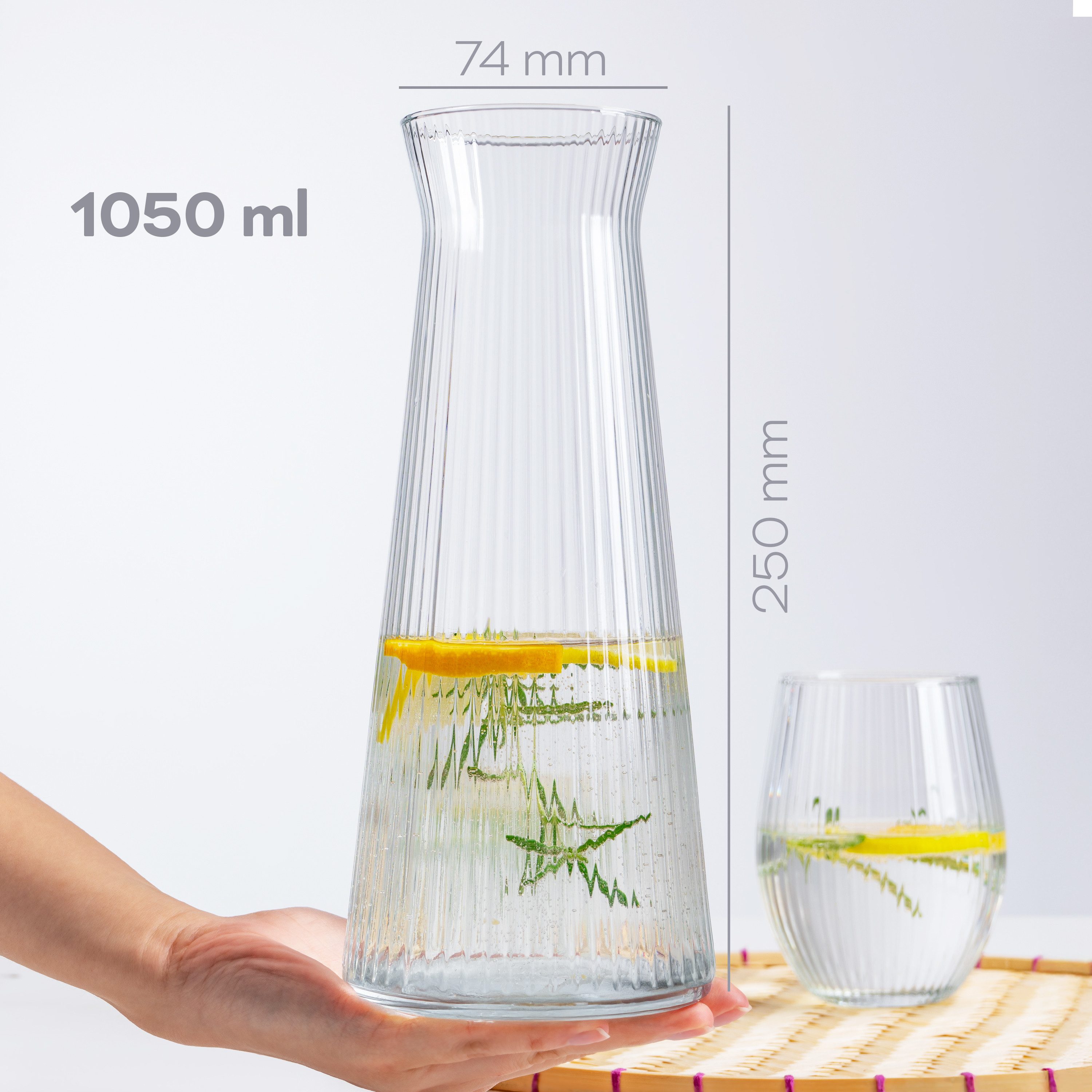 KONZEPT Wasserkaraffe Karaffe Glas 1 liter, geriffelte, Wasserkaraffe ohne Deckel, (1-tlg), zum Servieren von Wasser, Wein, Säften sowie als Vase