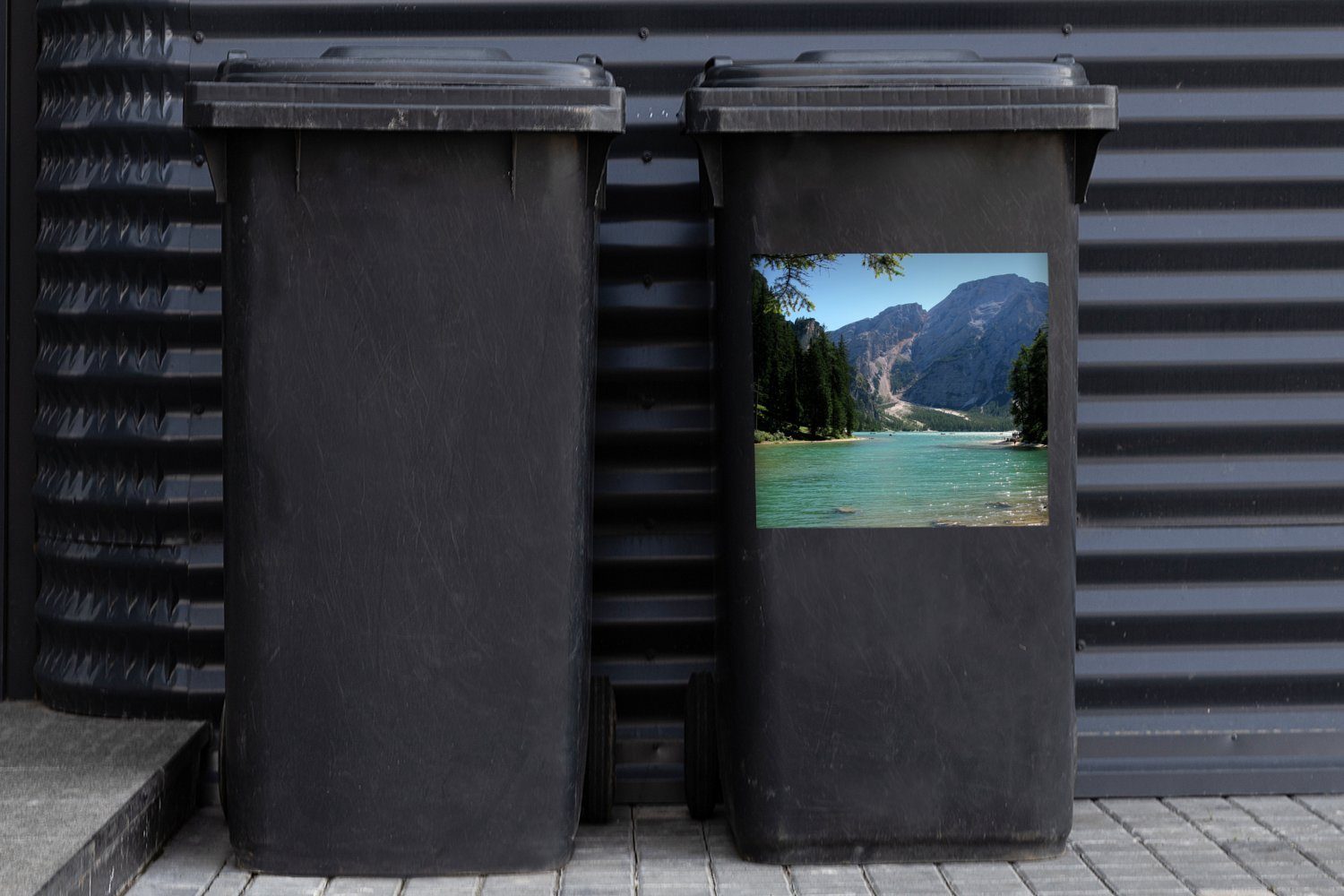 MuchoWow Wandsticker Südeuropa Wildsee St), (1 die Pragser Blick auf mit Container, Mülltonne, in Mülleimer-aufkleber, Berge Sticker, Abfalbehälter