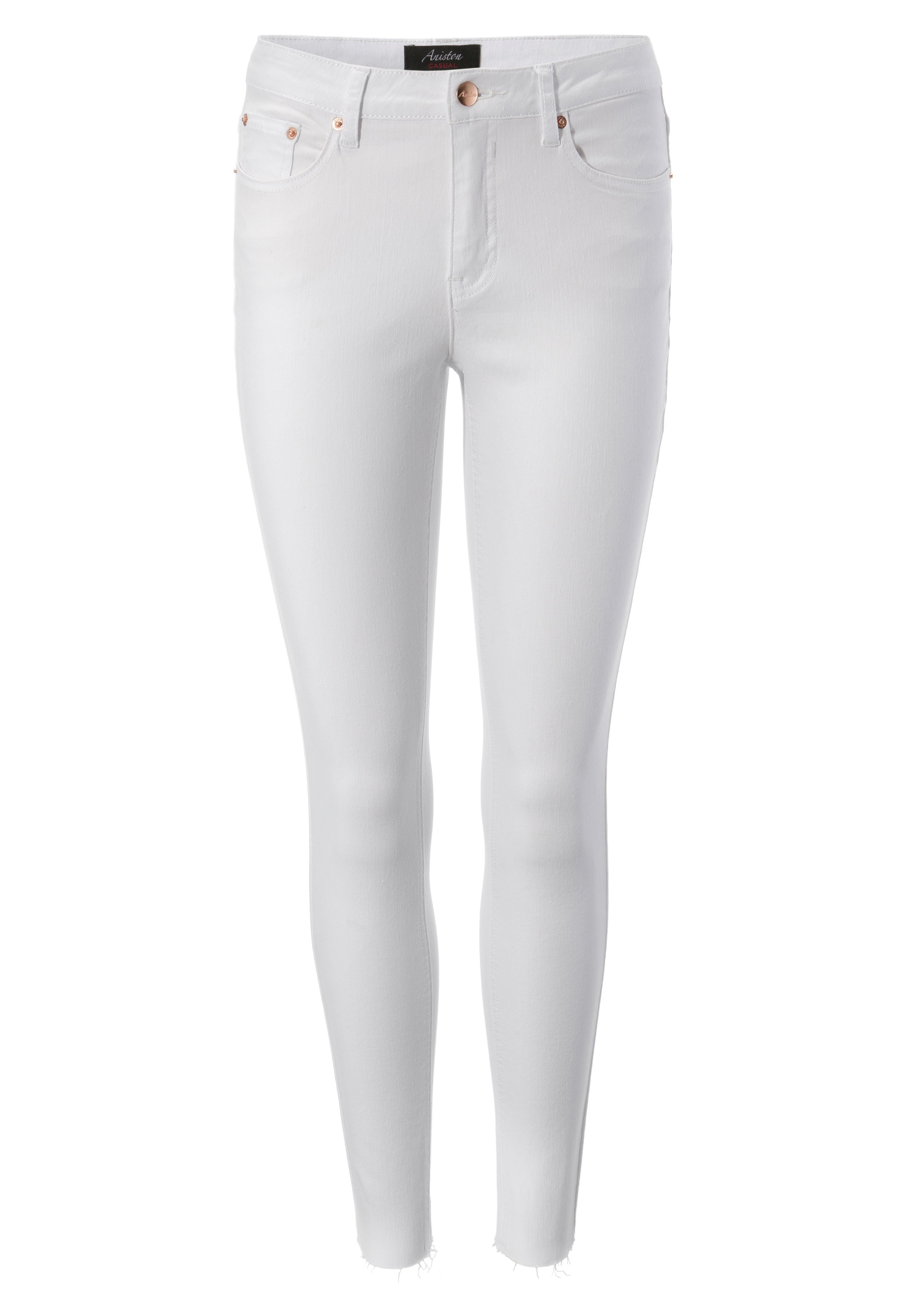 Aniston CASUAL waist mit regular - Skinny-fit-Jeans white ausgefransten Beinabschluss
