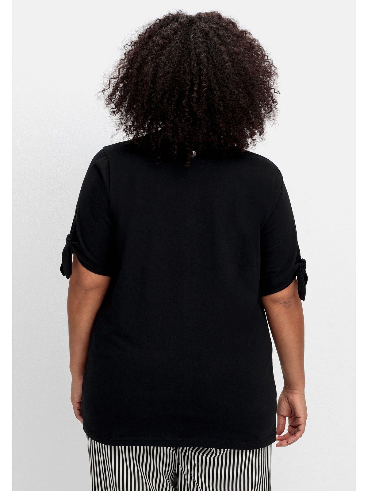 T-Shirt schwarz Knotendetail Ärmelsaum mit Größen am Sheego Große