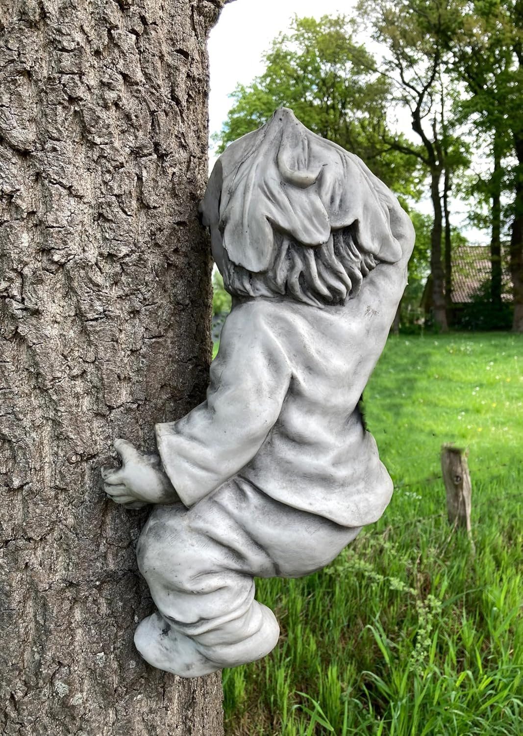 Fachhandel Plus Dekofigur Wichtel kletternder Gnom lustige Gartendeko Gartenfigur Troll (1 St), ausgefallene Gartendekoration