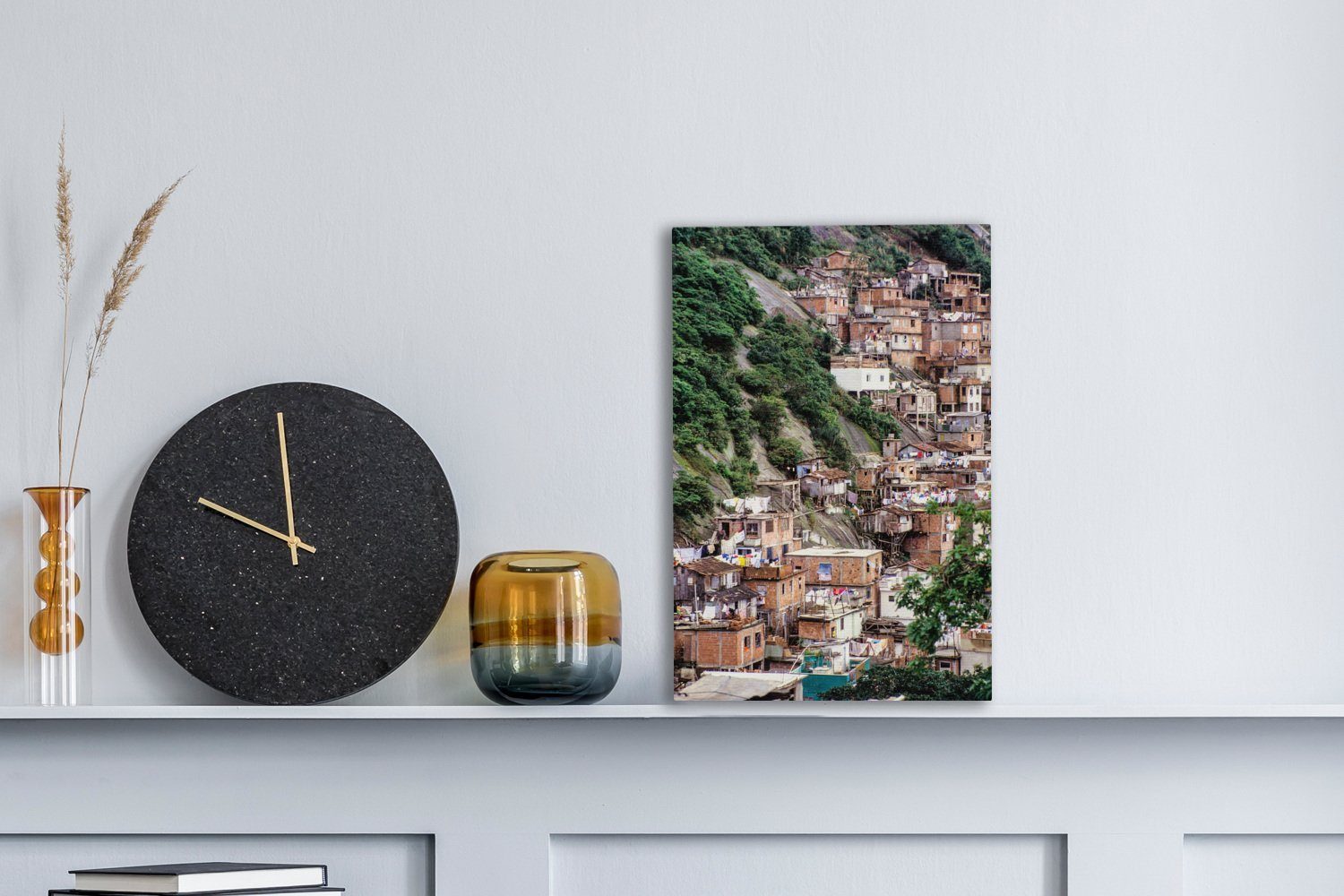OneMillionCanvasses® Leinwandbild Schönes Bild inkl. cm Hügel (1 von Favela einen St), Leinwandbild in Zackenaufhänger, bespannt Rio Gemälde, de 20x30 fertig einer Janeiro, gegen