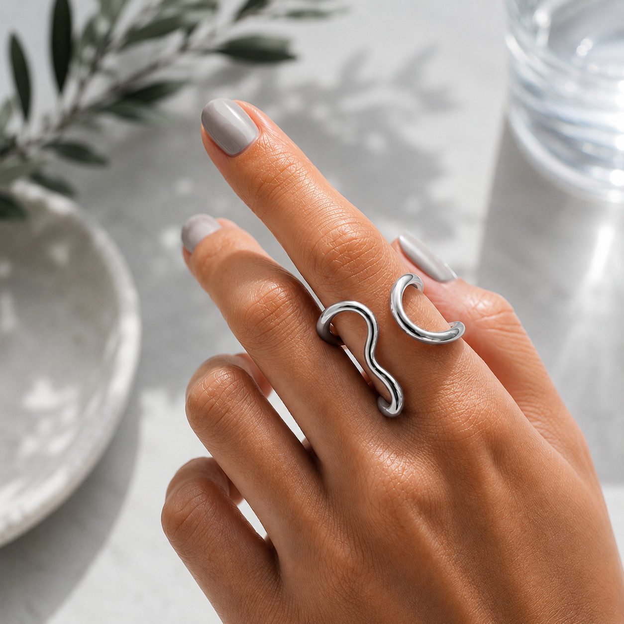 XCOAST Fingerring Wave Ring Damen Silber – Verstellbarer Edelstahl Ring im Wellen-Design (inkl. Schmuckkästchen, 1-tlg., einzeln), verstellbar (anpassbar an verschiedene Fingergrößen)