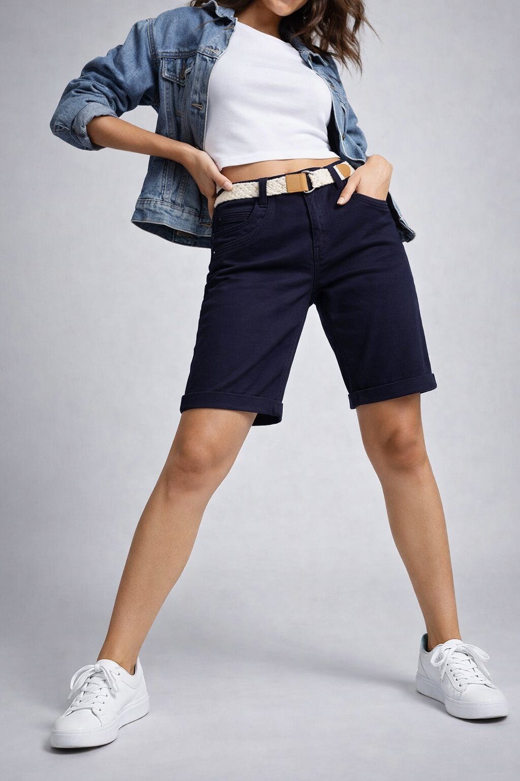 SUBLEVEL Shorts Damen Chino Bermuda kurze Hose leichte Sommerhose mit Gürtel Leichte Bermuda mit Stretchkomfort, Slim Fit und Flechtgürtel