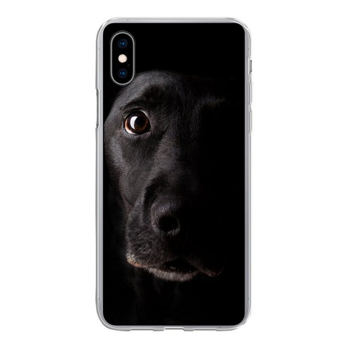 MuchoWow Handyhülle Ein schwarzer Labrador Retriever auf schwarzem Hintergrund Handyhülle Apple iPhone Xs Smartphone-Bumper Print Handy