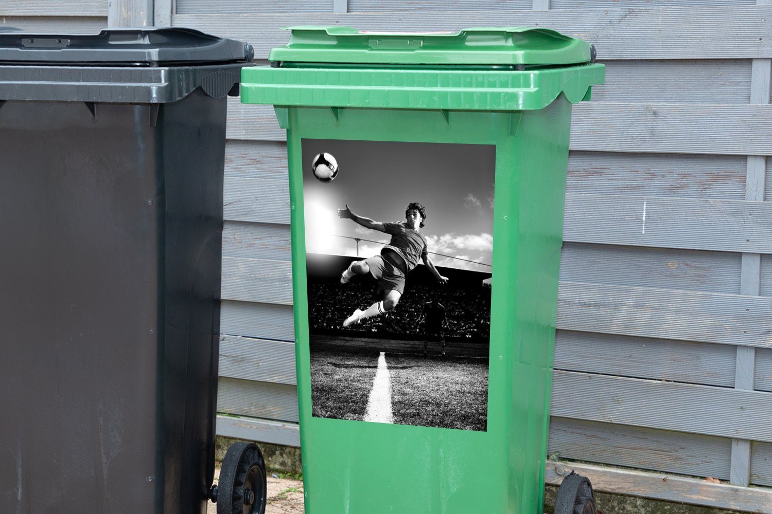 MuchoWow Wandsticker Sticker, Abfalbehälter Mülleimer-aufkleber, schwarz Volley St), - Fußballspieler weiß einen und macht Mülltonne, Container, (1