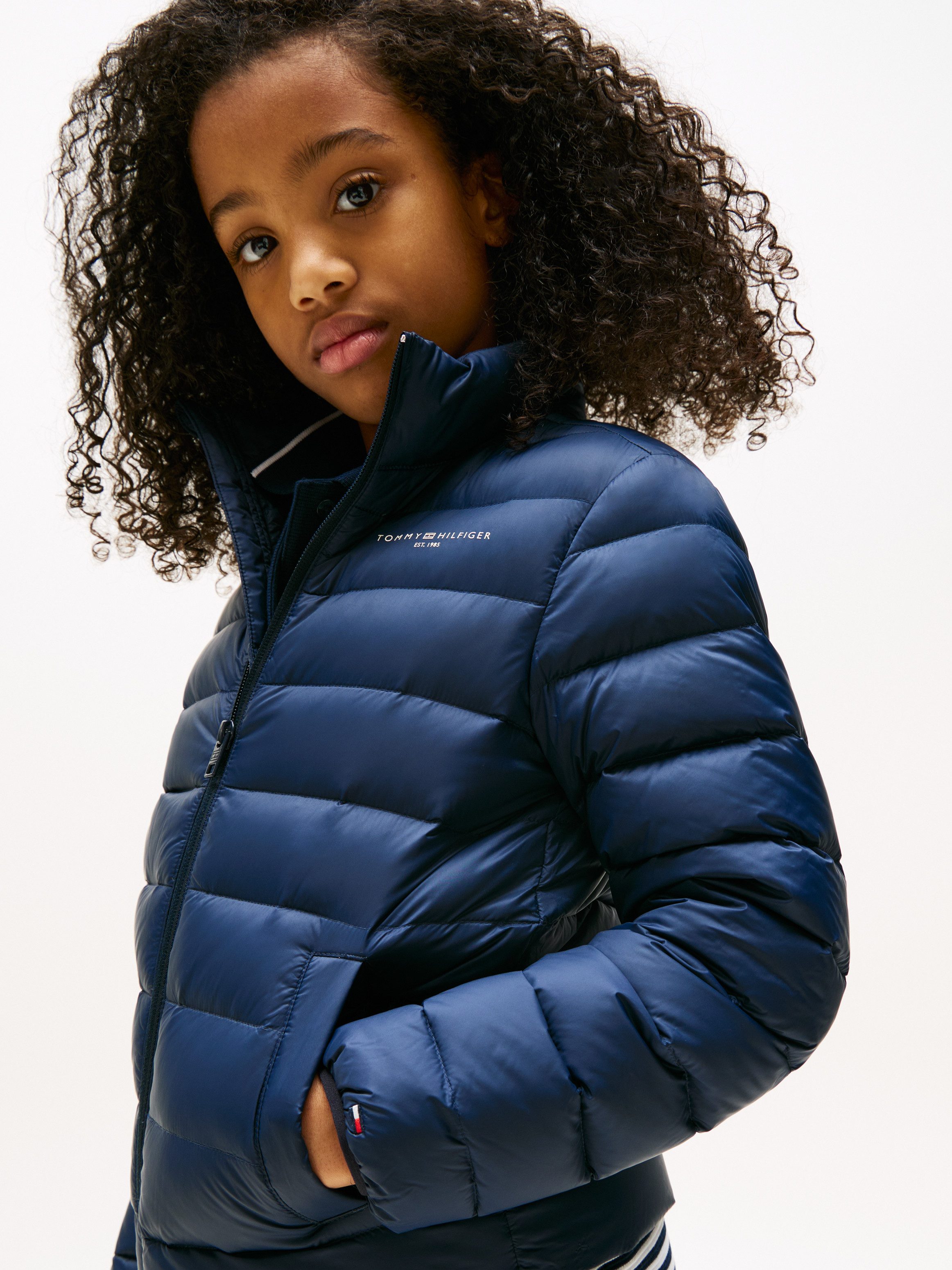 Tommy Hilfiger Steppjacke ESSENTIAL LIGHT DOWN JACKET für Kinder bis 16 Jahre, Logodruck auf der Brust