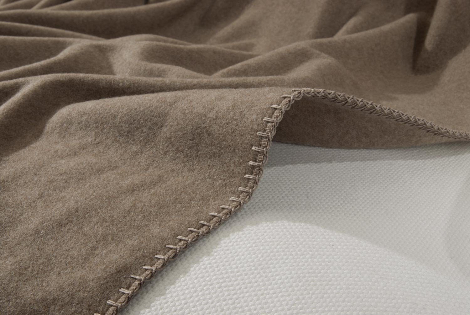 Wolldecke Kaschmirdecke "Amalfi" umkettelt, Naturhaardecke 100% Kaschmir, Wohnen und Accessoires GmbH & Co. KG, Umkettelt