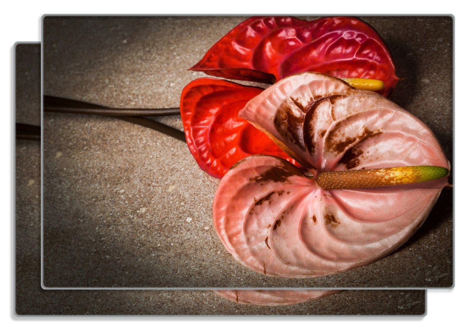 Frühstücksbrett Blüten einer Flamingoblume - Anthurie - auf schwarzem Marmor
