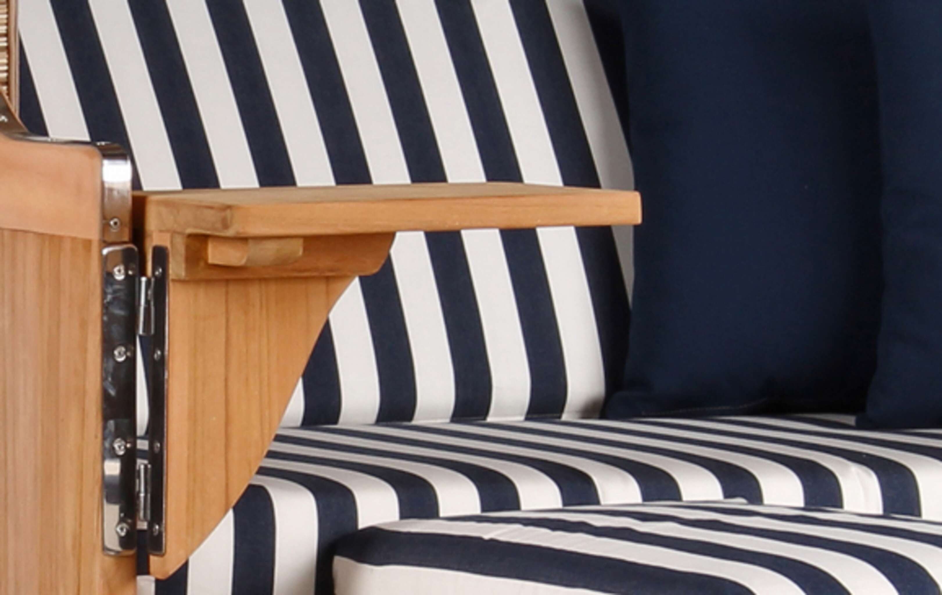 MR.DEKO Strandkorb Strandkorb Komplettset Düne Teak PE Shell Dessin 518, BxTxH: 125x80x170 cm, Volllieger, Düne, (Luxus-Komplettset 4-tlg. inkl. Abdeckhaube, 4-tlg., Strandkorb inkl. Aero Protect, Rollen & Lifter-Set), Wetterfester Strandkorb inkl. Lifter & Haube, Fertig montiert