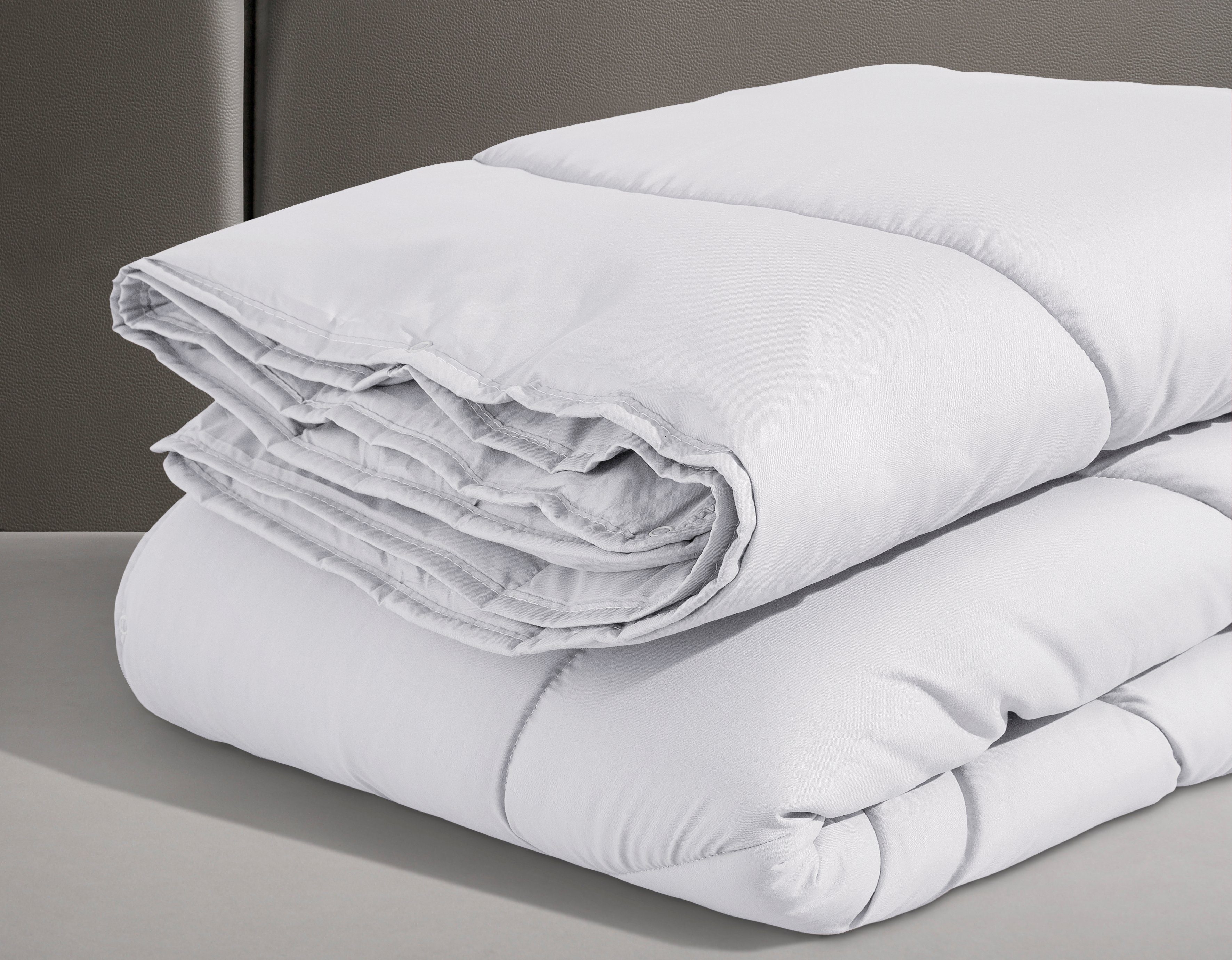 OTTO home Microfaserbettdecke Microlux, Bettdecke 135x200 cm und Übergrößen bis 240x220cm, Füllung: Feuchtigkeitsregulierende 3D Klimafaser (Polyester), Bezug: Microfaser-Feinbatist, fest versteppter Bezug - keine Bettwäsche nötig, Sommer, Winter