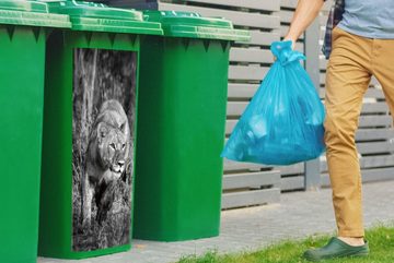 MuchoWow Wandsticker Löwin - Jagd - Tiere (1 St), Mülleimer-aufkleber, Mülltonne, Sticker, Container, Abfalbehälter