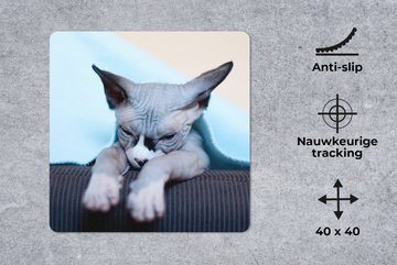 MuchoWow Gaming Mauspad Eine schläfrige Sphynx-Katze auf dem Sofa (1-St), Mousepad mit Rutschfester Unterseite, Gaming, 40x40 cm, XXL, Großes
