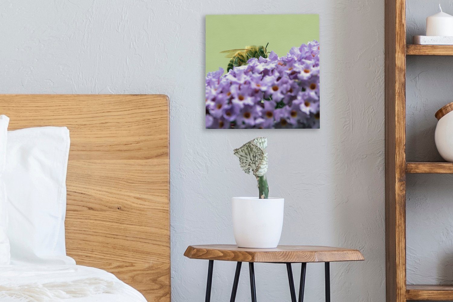 für Leinwand Schlafzimmer Wohnzimmer zwischen Bilder Leinwandbild Biene Schmetterlingsstrauchblüten, (1 St), OneMillionCanvasses®