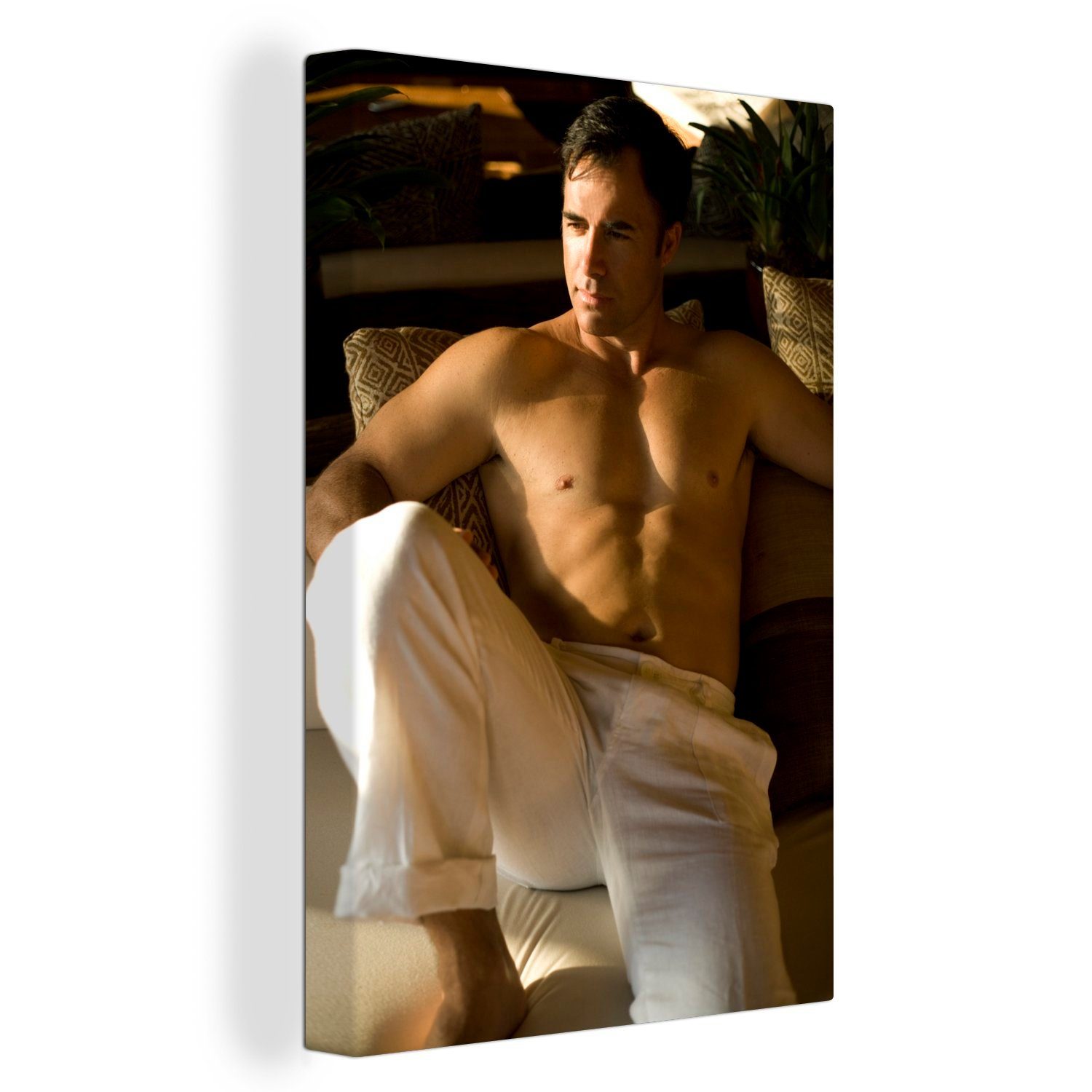 OneMillionCanvasses® Leinwandbild Ein muskulöser Mann in weißen Hosen, (1 St), Leinwandbild fertig bespannt inkl. Zackenaufhänger, Gemälde, 20x30 cm