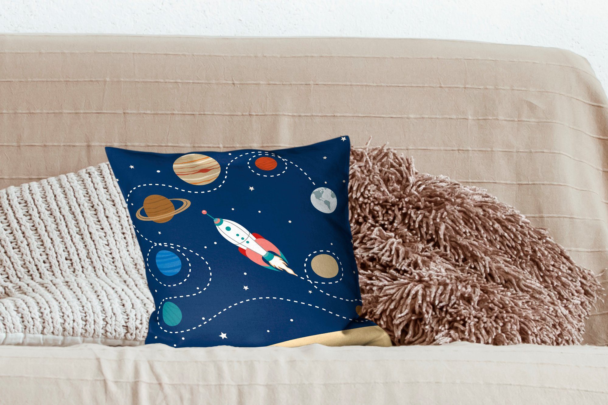 MuchoWow Dekokissen Füllung Eine für einer Schlafzimmer, mit Zierkissen Deko, Wohzimmer, Rakete, das Illustration Sofakissen fliegt, durch die Sonnensystem