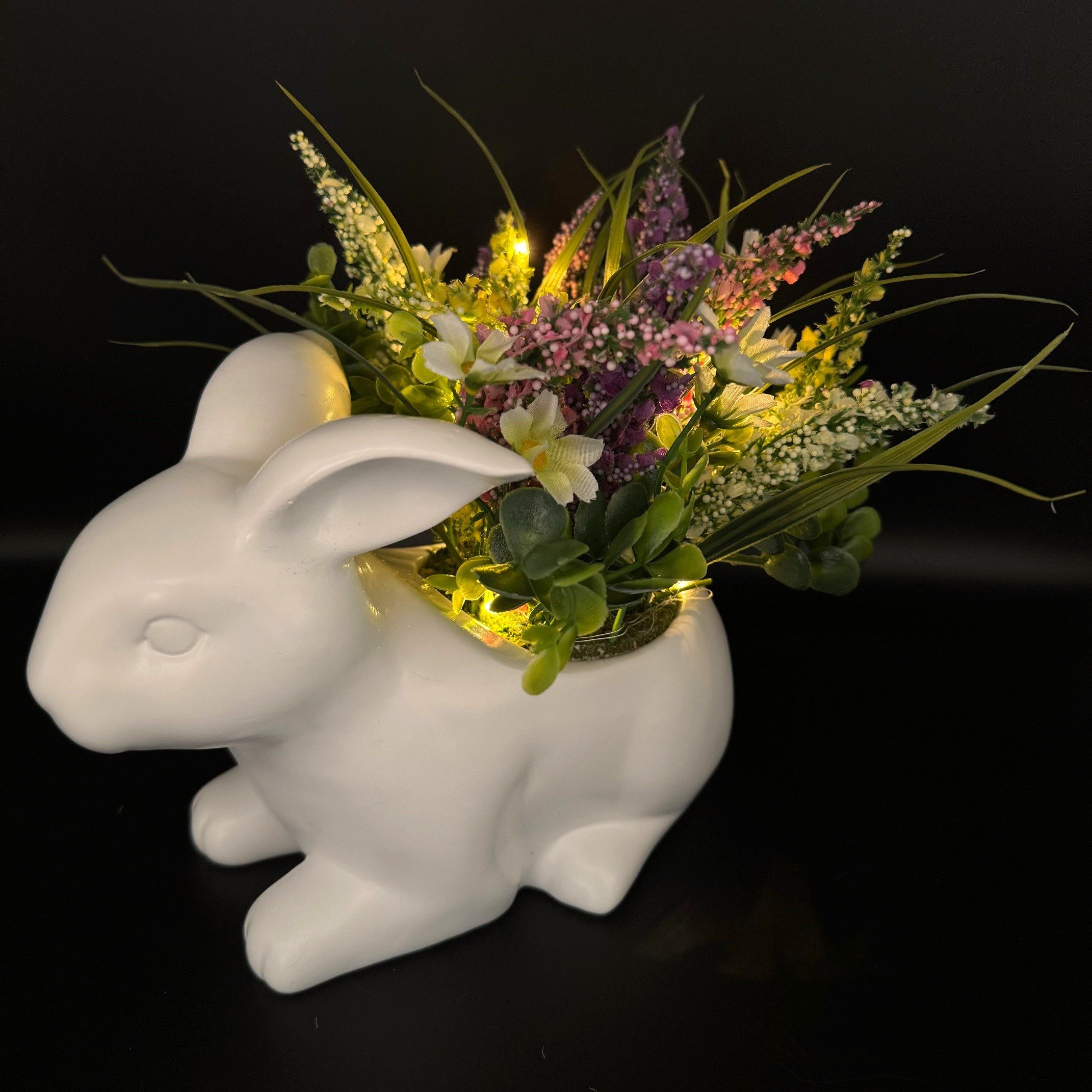 Dekofigur Süßer Hase mit künstlichen Blumen, LED-Beleuchtung und Timer